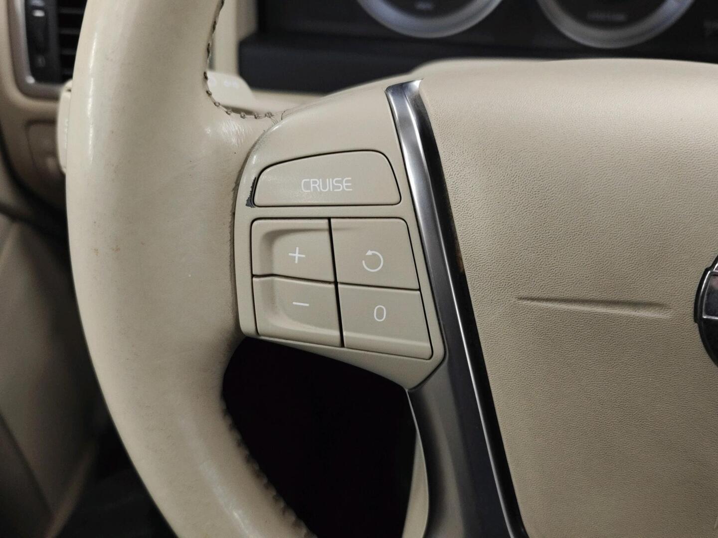 VOLVO V70 2011