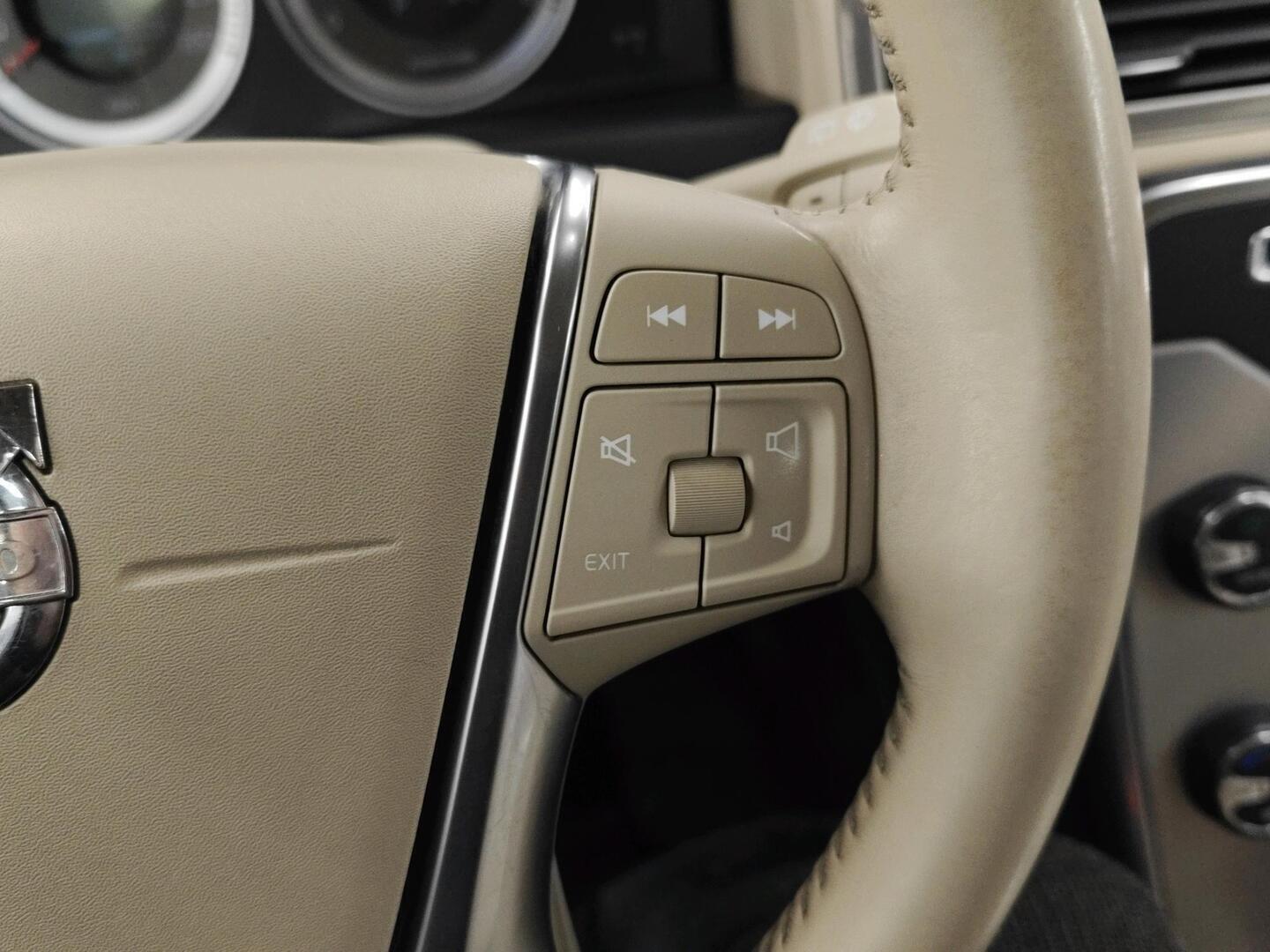 VOLVO V70 2011