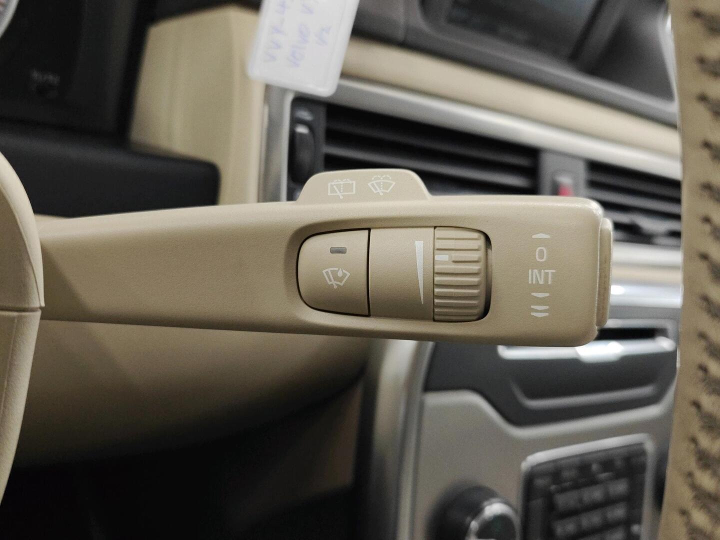 VOLVO V70 2011