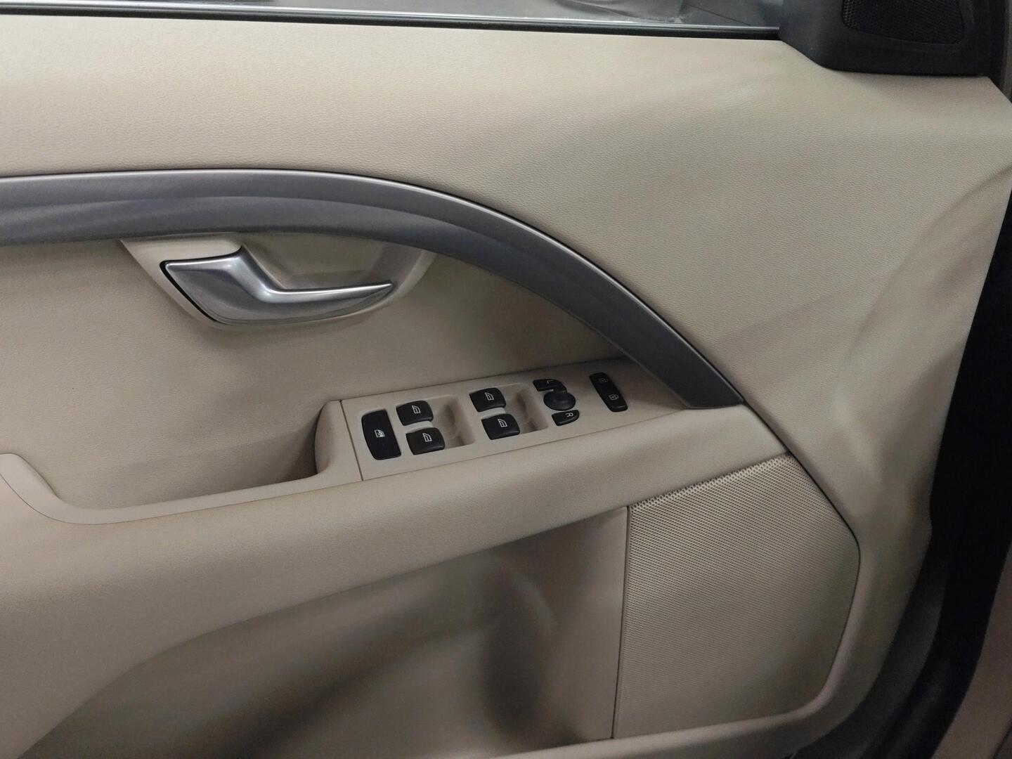 VOLVO V70 2011