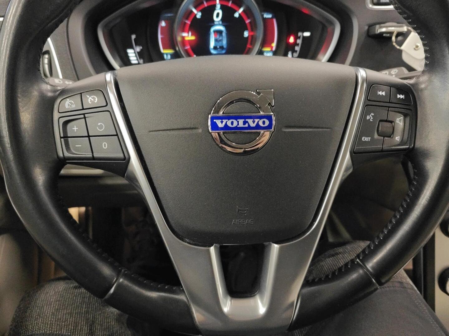VOLVO V40 2015