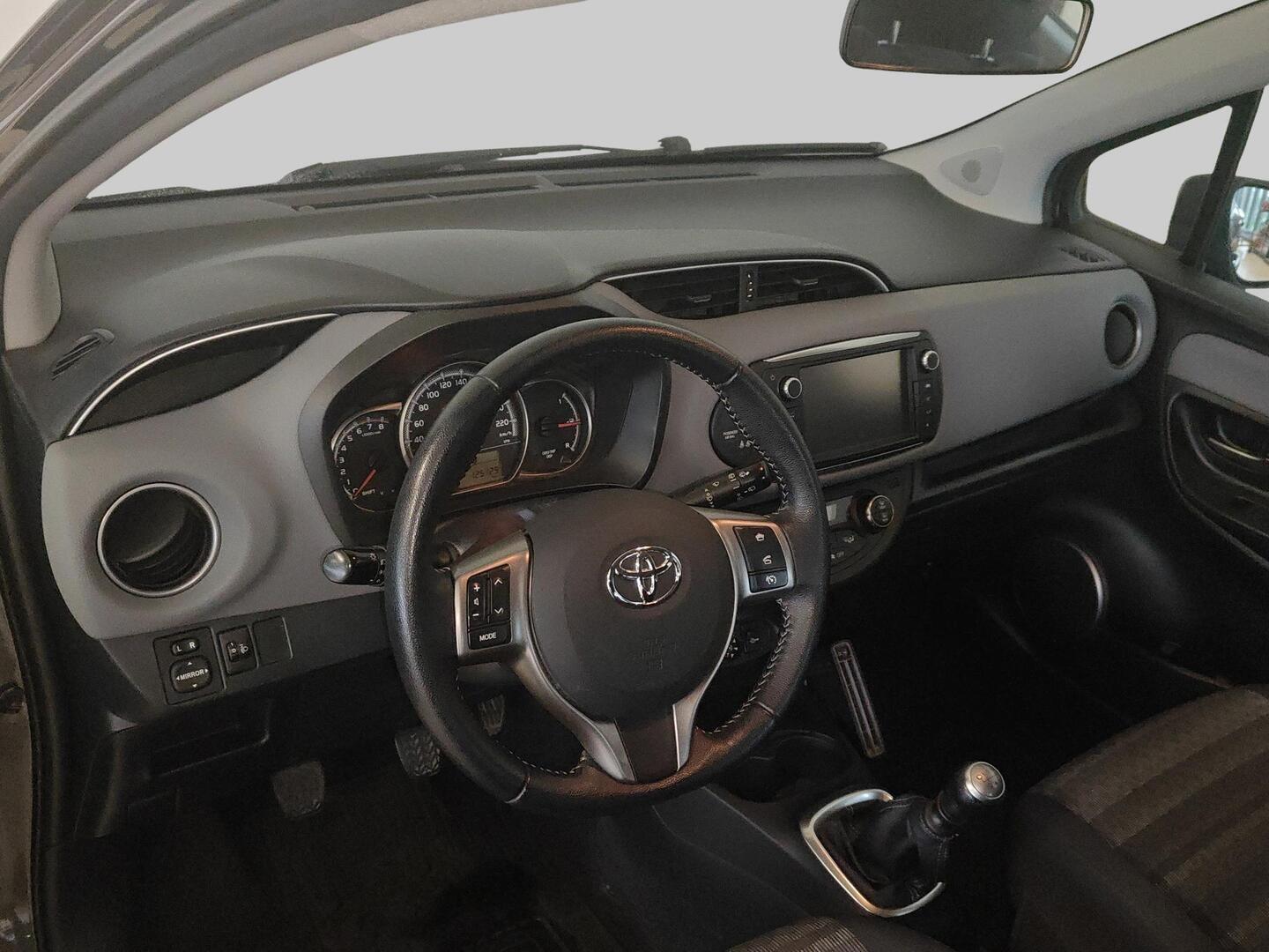 TOYOTA Yaris 2016