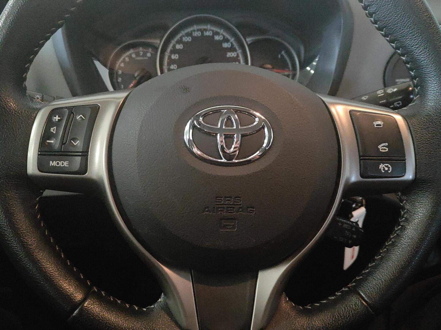 TOYOTA Yaris 2016