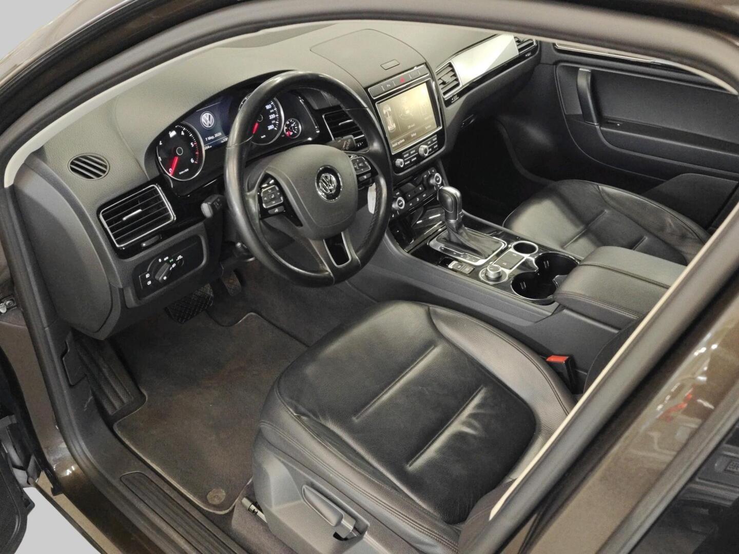 VOLKSWAGEN Touareg 2015