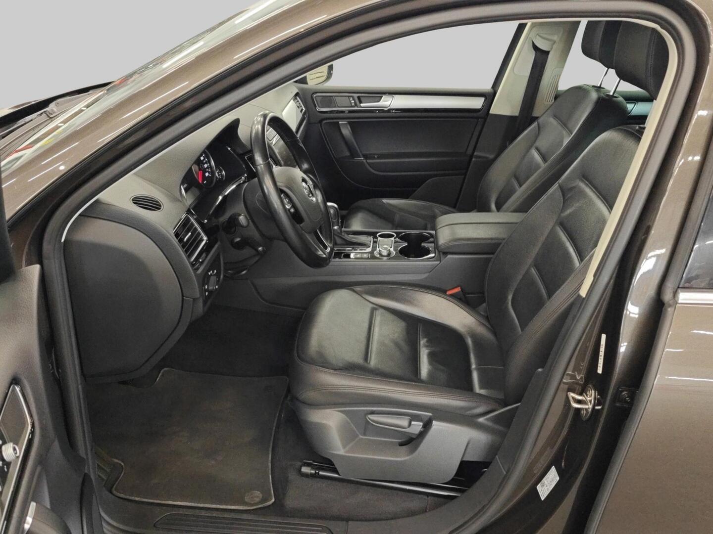 VOLKSWAGEN Touareg 2015