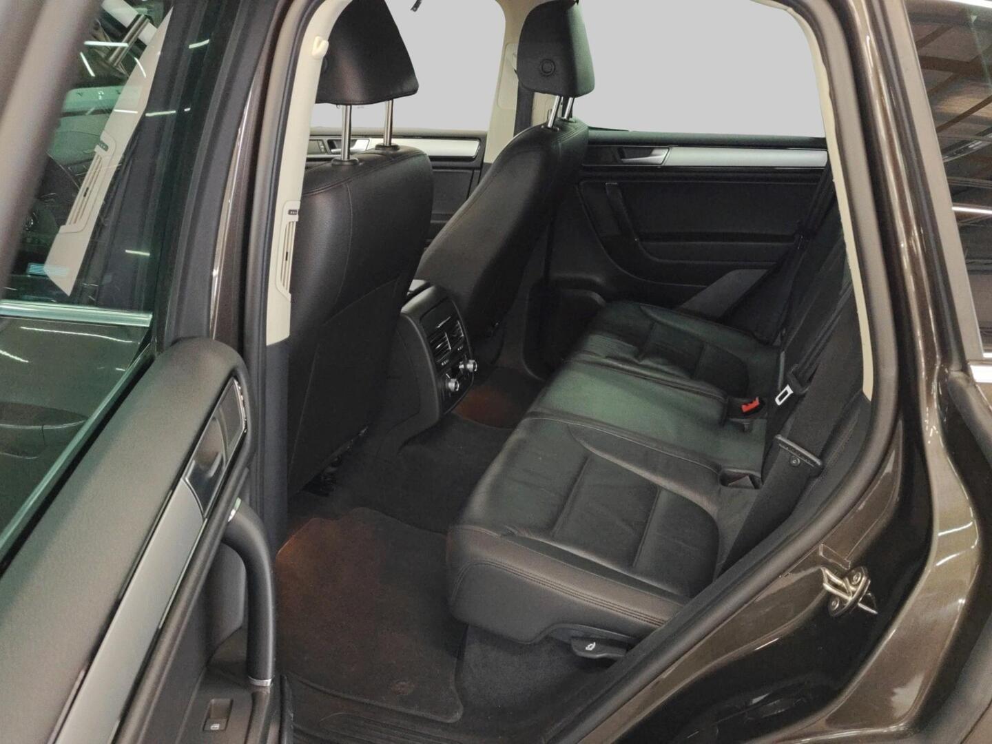 VOLKSWAGEN Touareg 2015