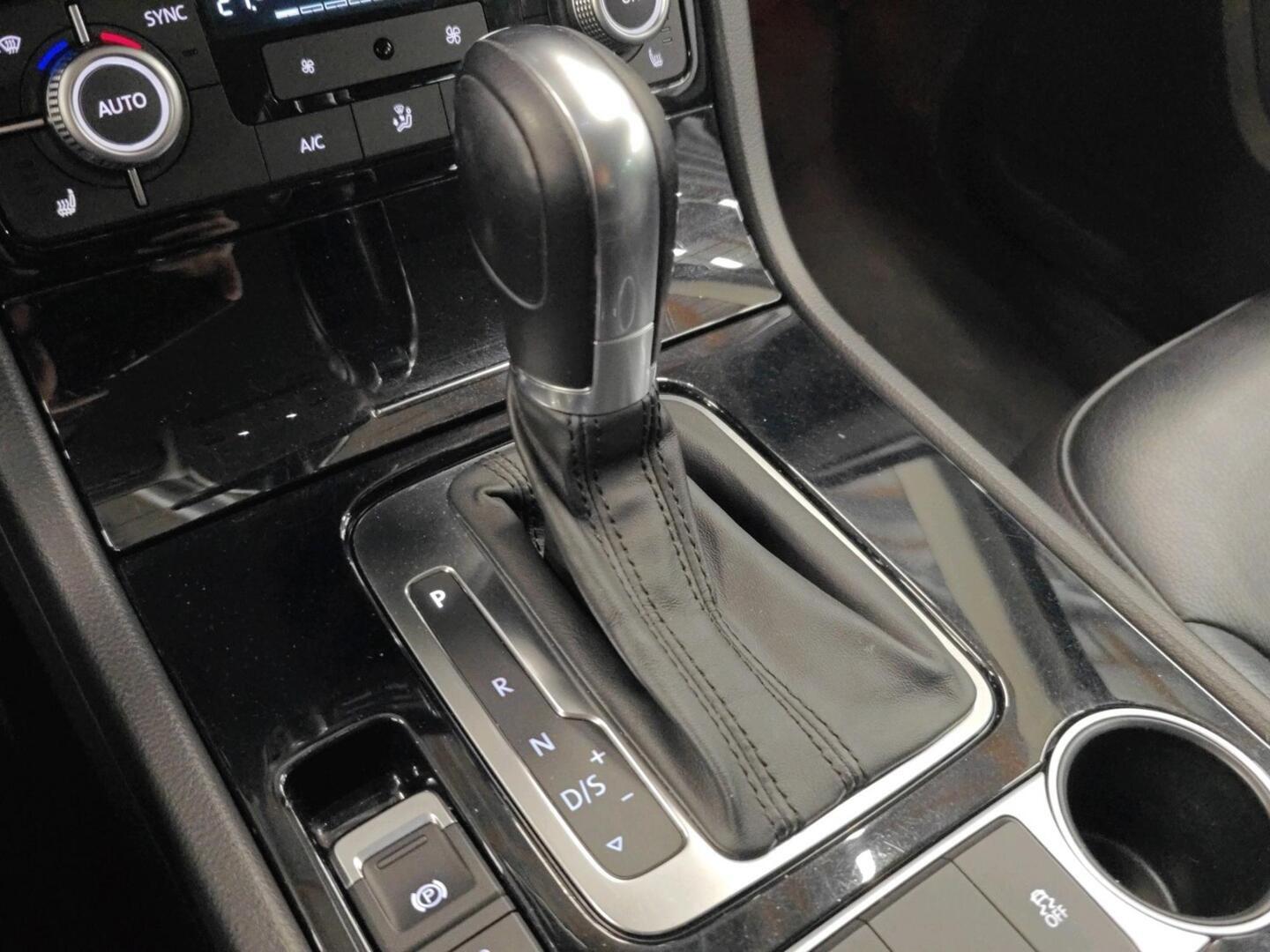 VOLKSWAGEN Touareg 2015