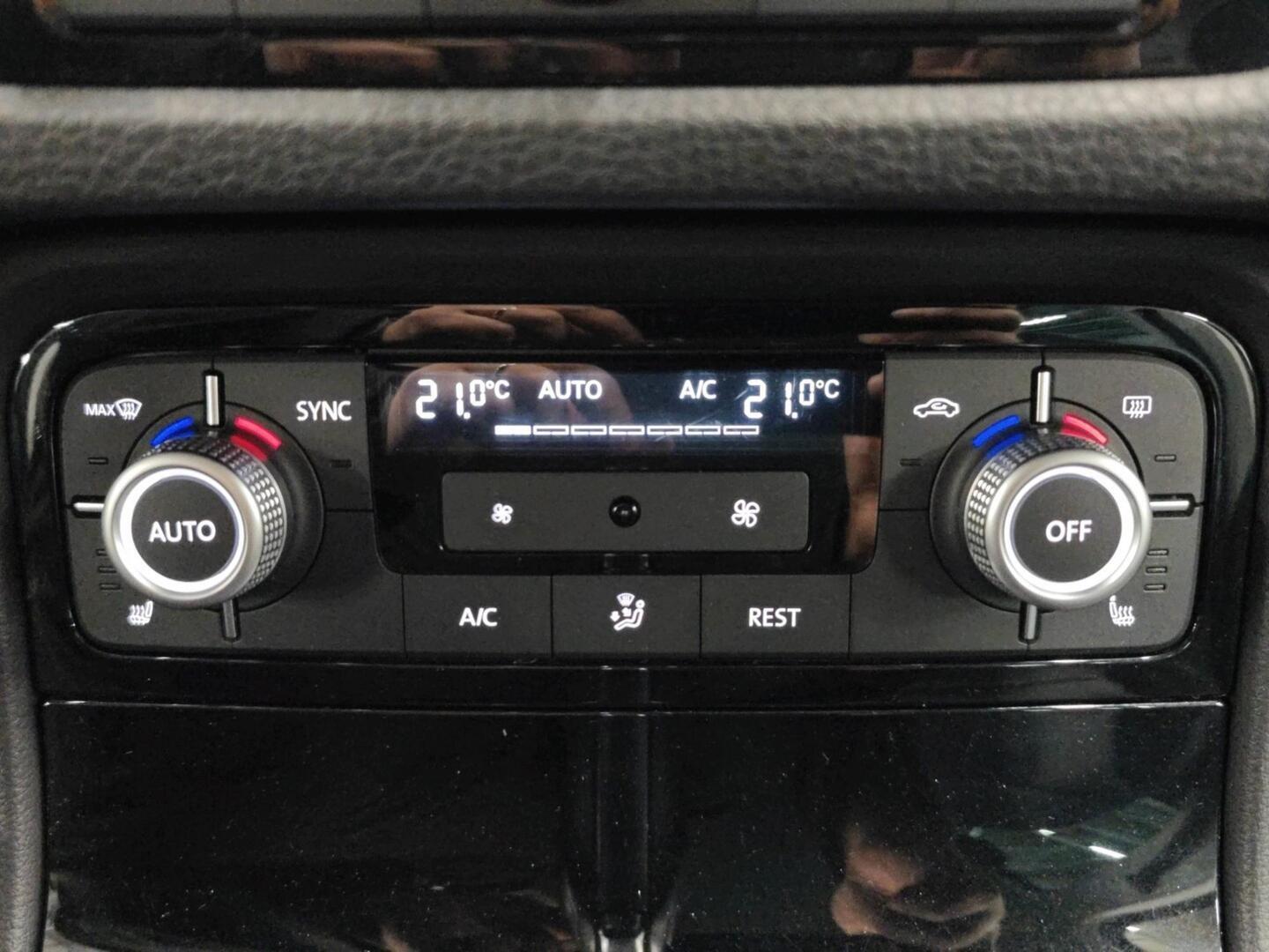 VOLKSWAGEN Touareg 2015