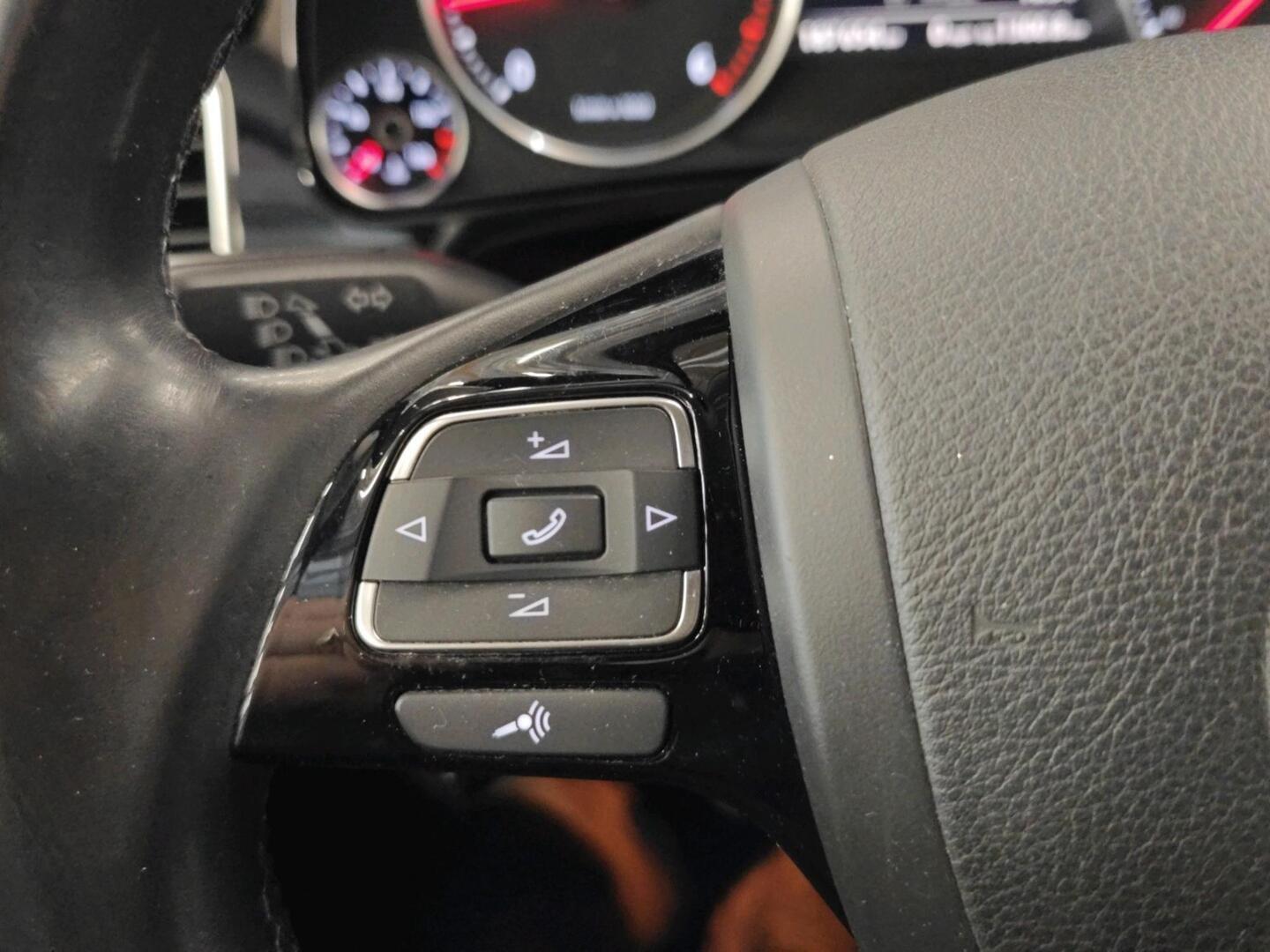 VOLKSWAGEN Touareg 2015