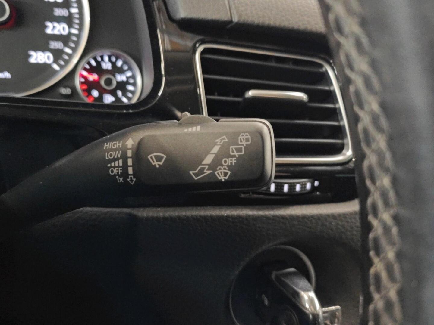 VOLKSWAGEN Touareg 2015