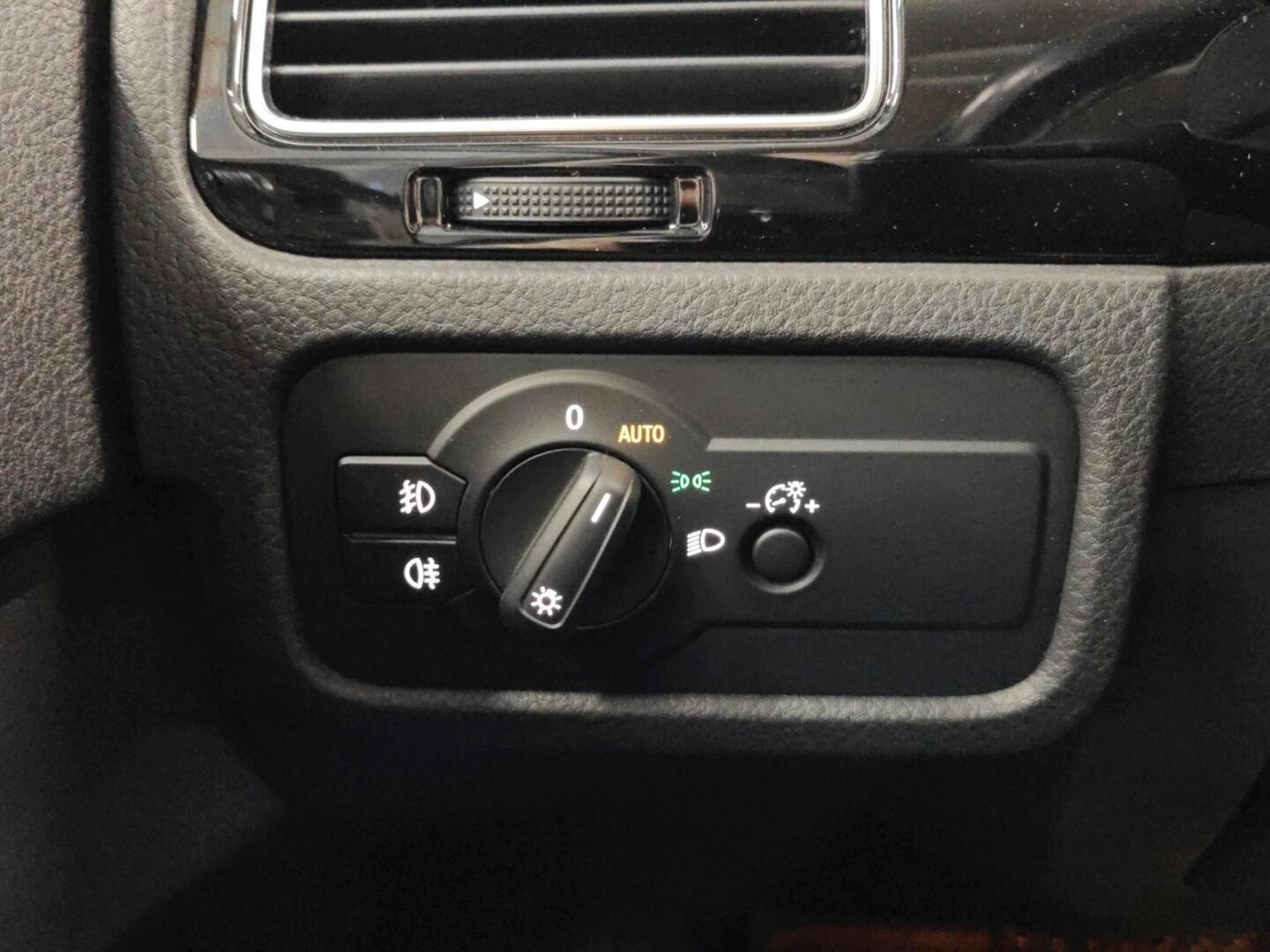 VOLKSWAGEN Touareg 2015