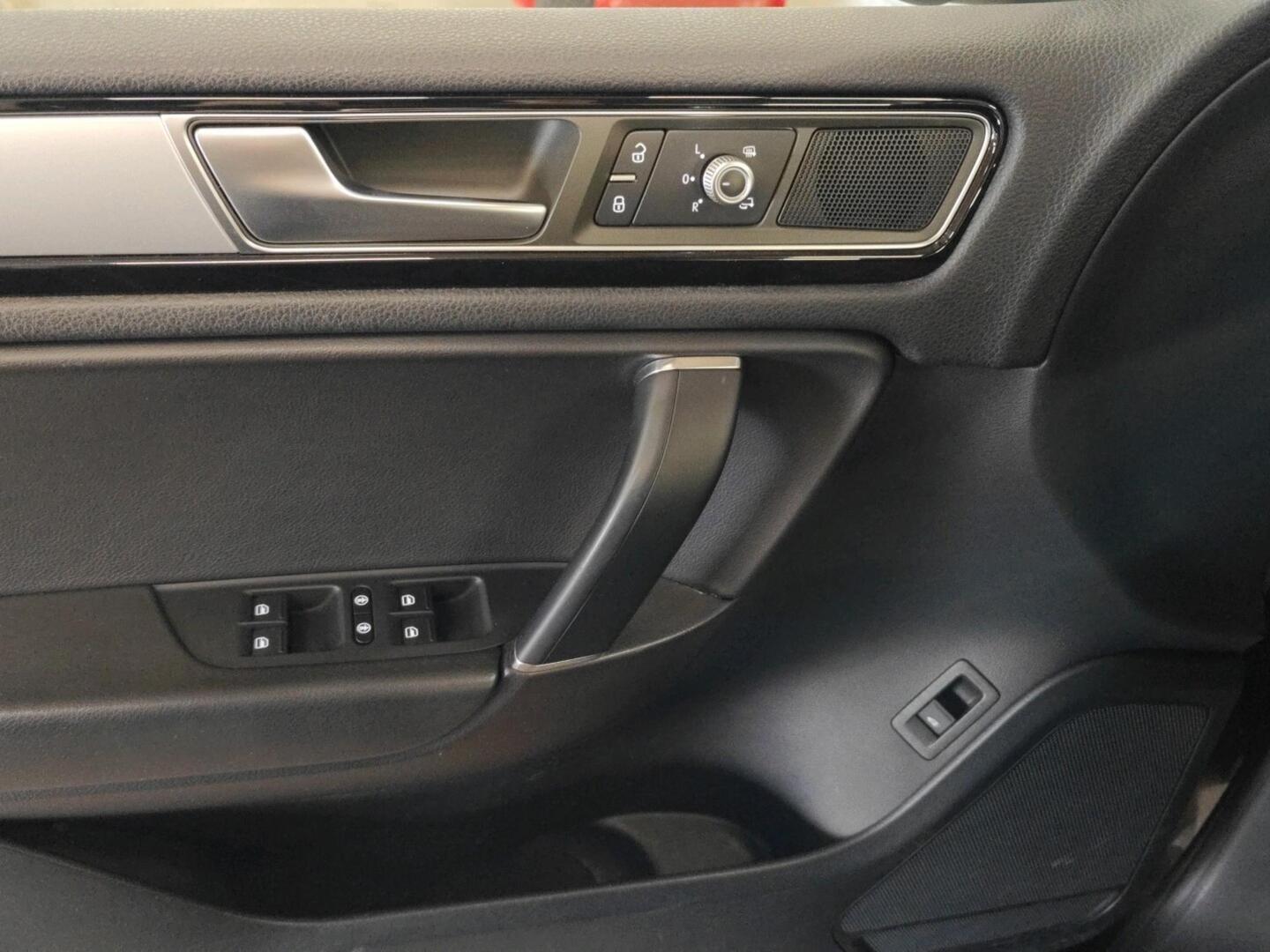 VOLKSWAGEN Touareg 2015