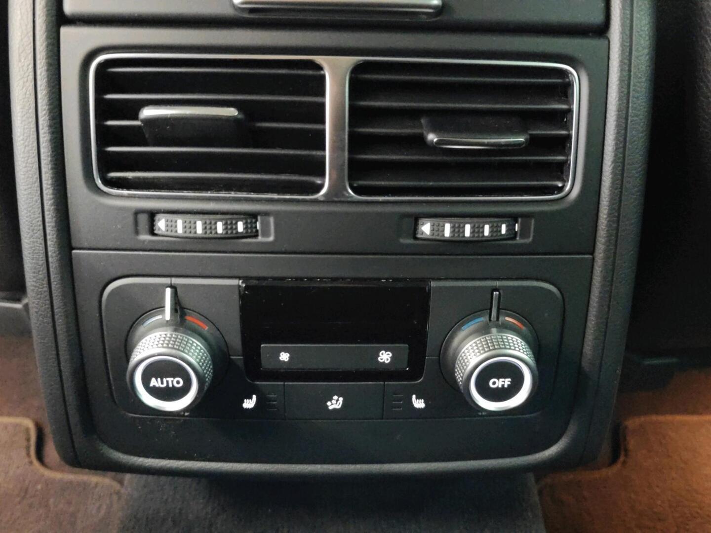 VOLKSWAGEN Touareg 2015