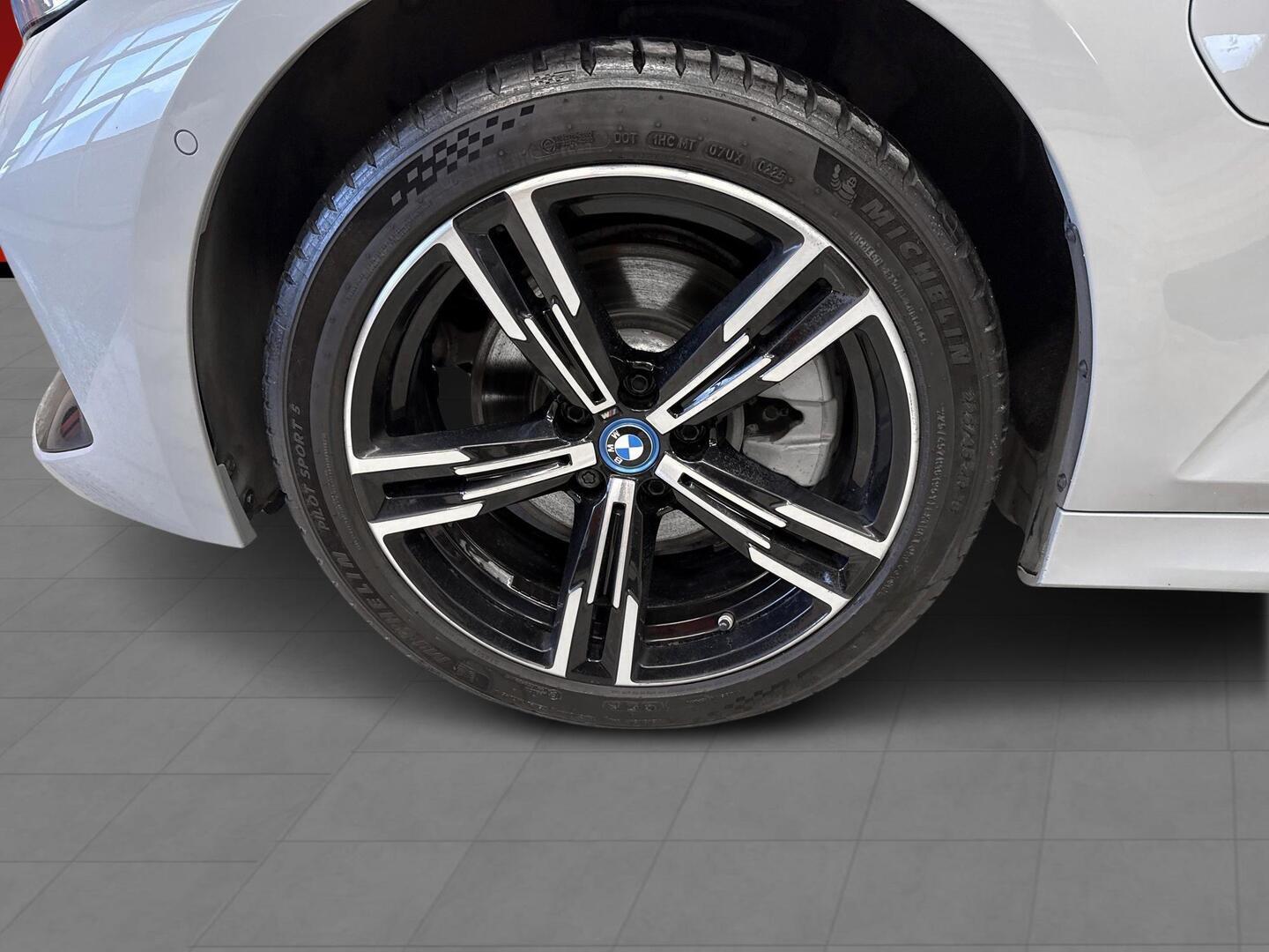 BMW 330 2024