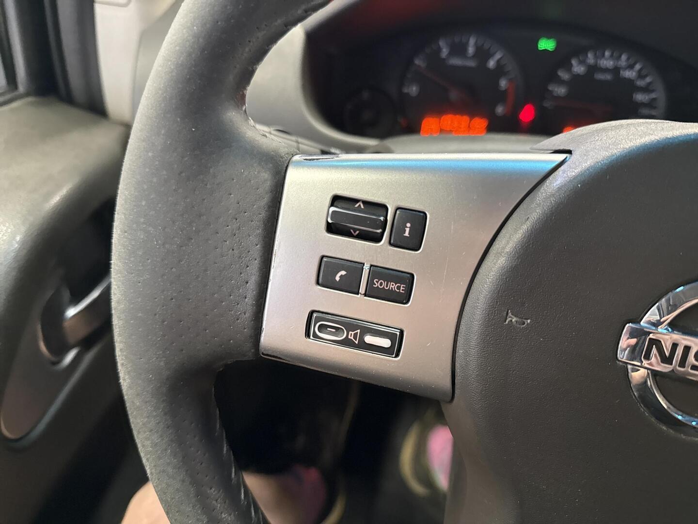 NISSAN Navara 2012