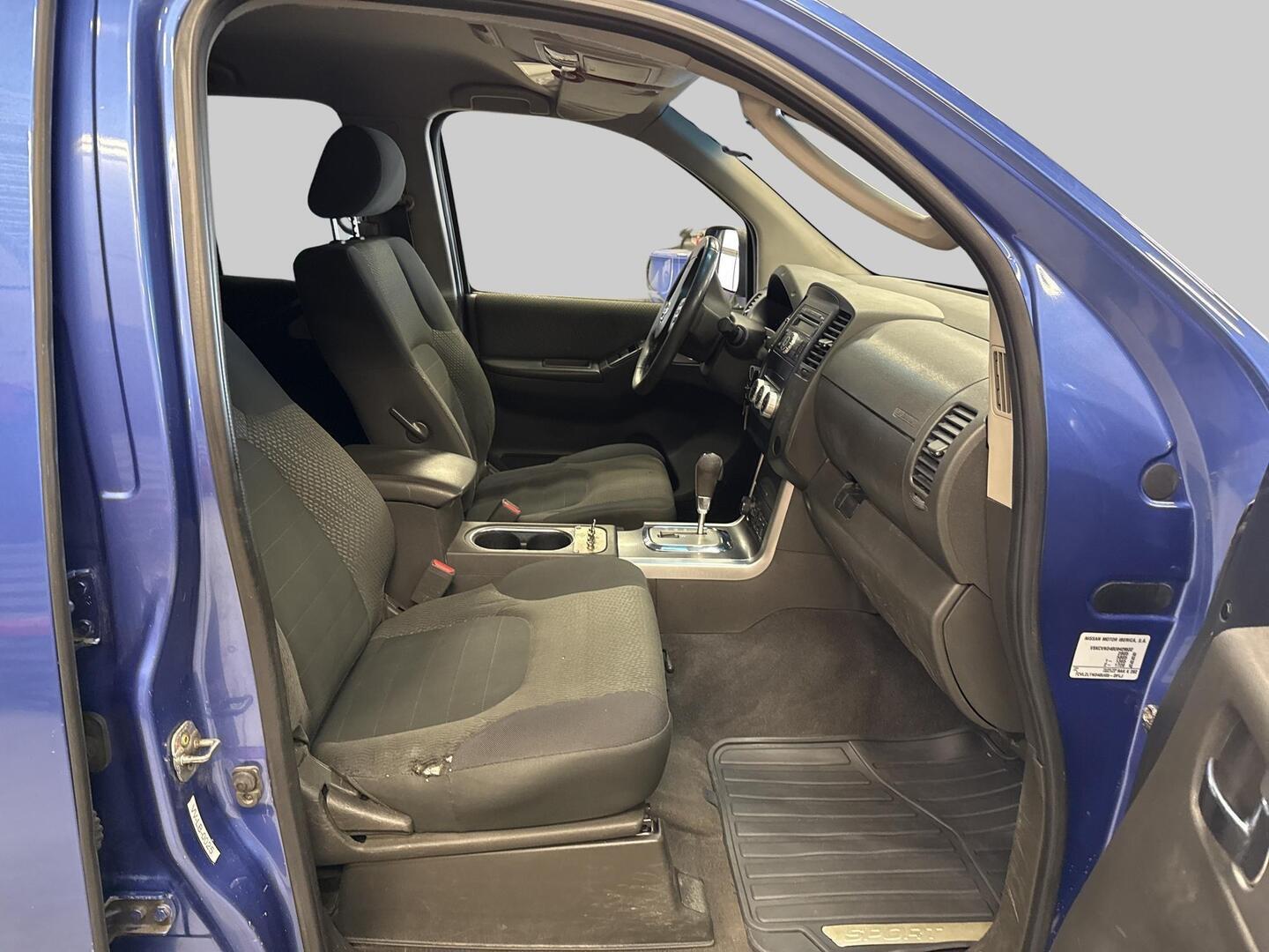 NISSAN Navara 2012