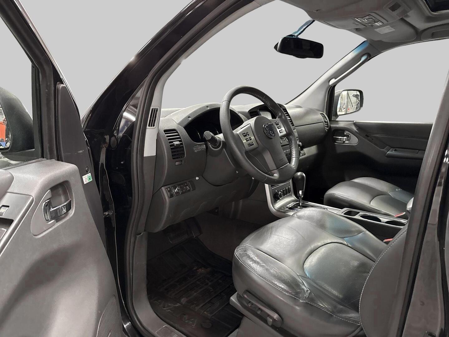 NISSAN Navara 2012