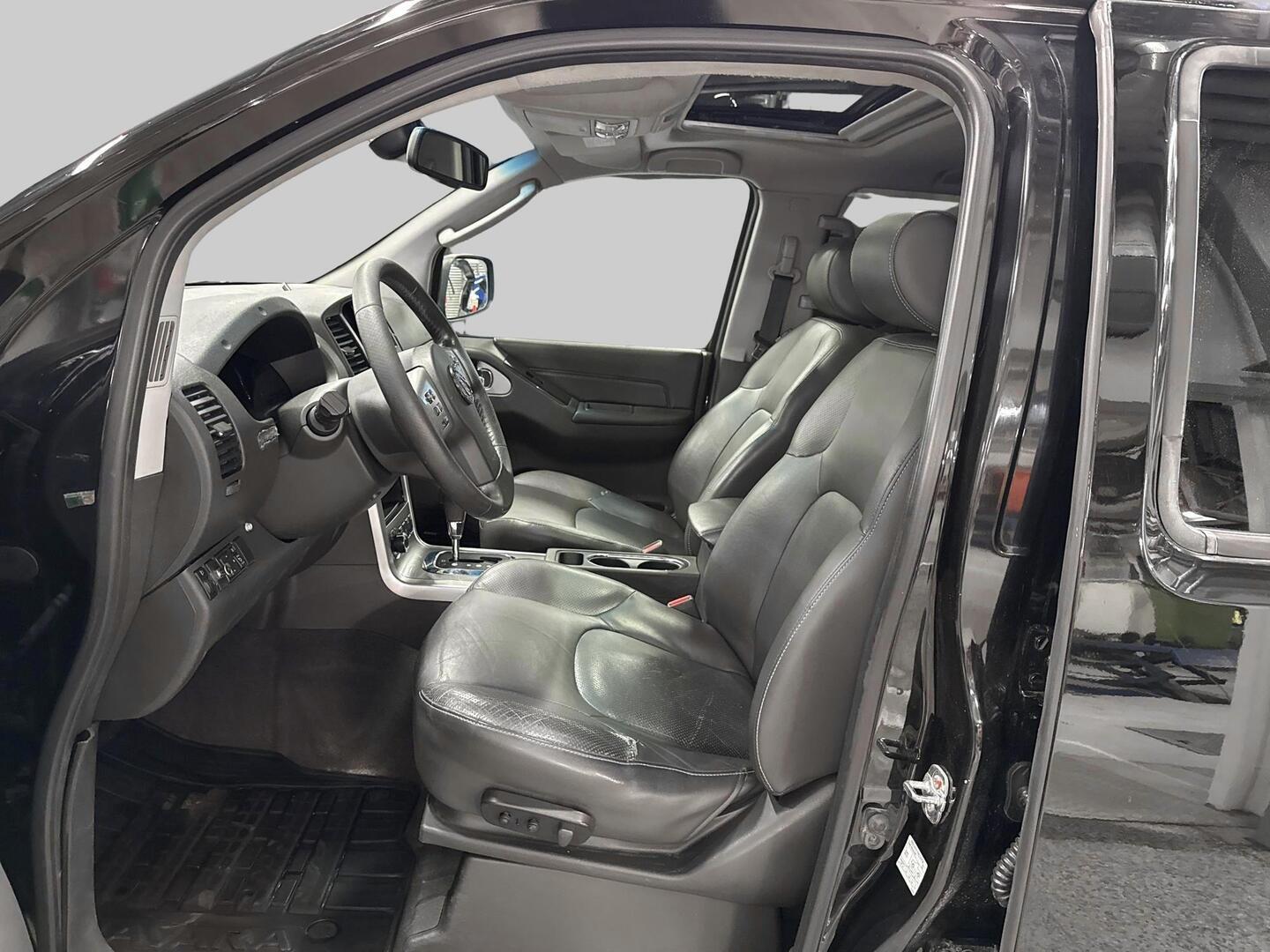 NISSAN Navara 2012