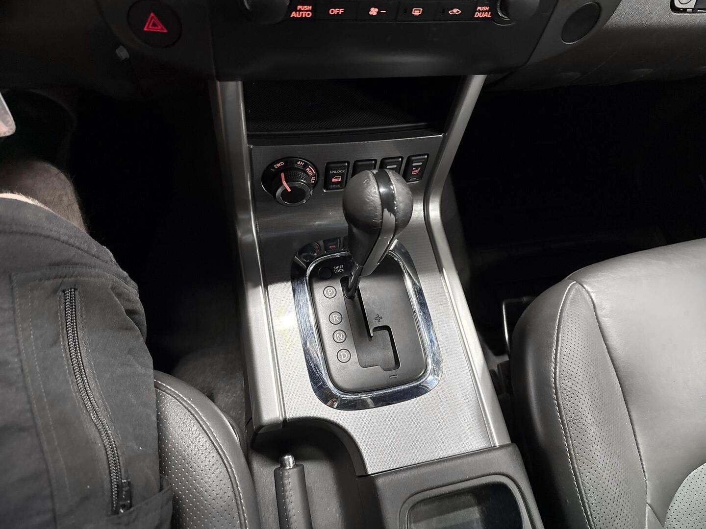 NISSAN Navara 2012