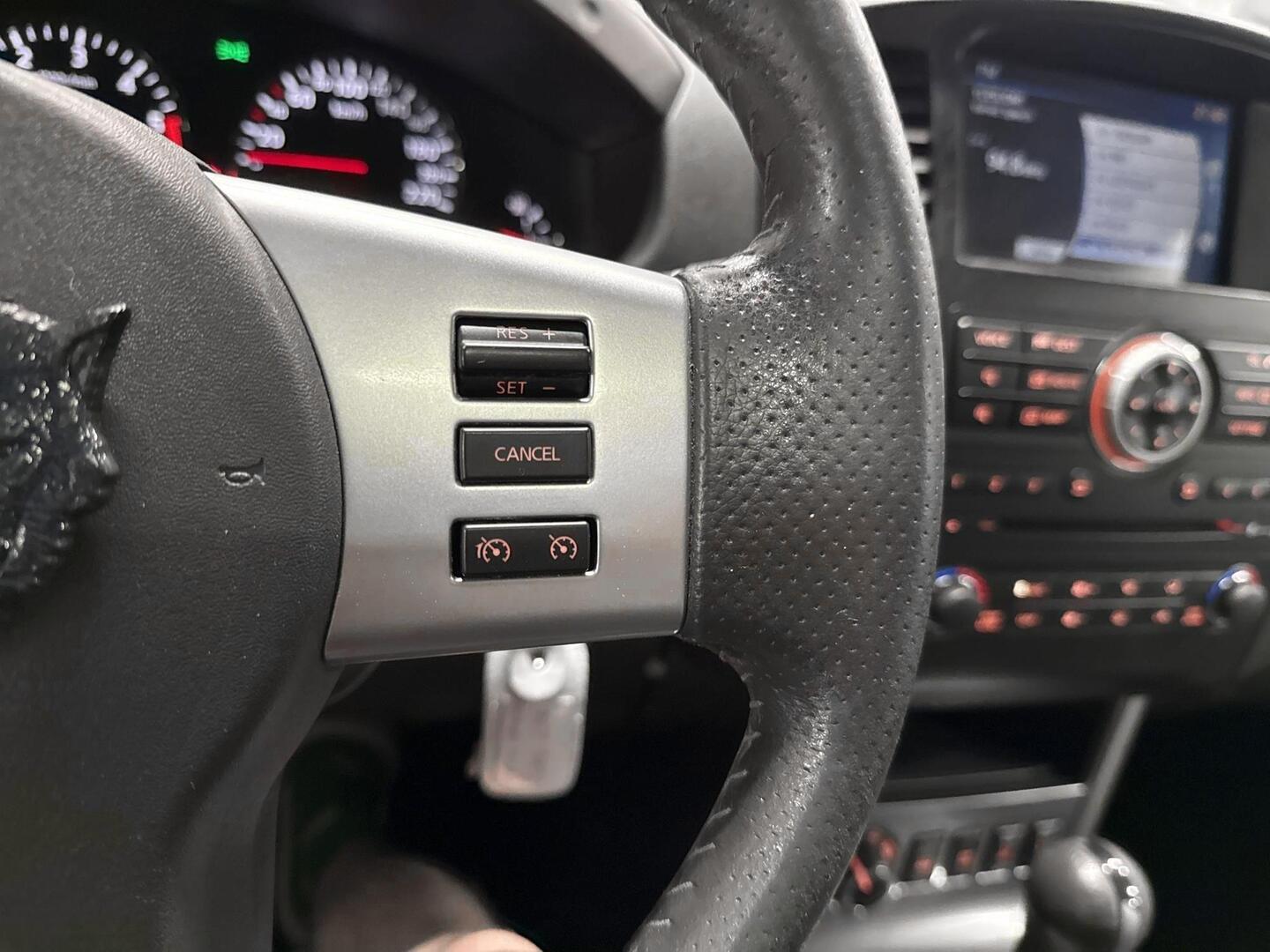 NISSAN Navara 2012