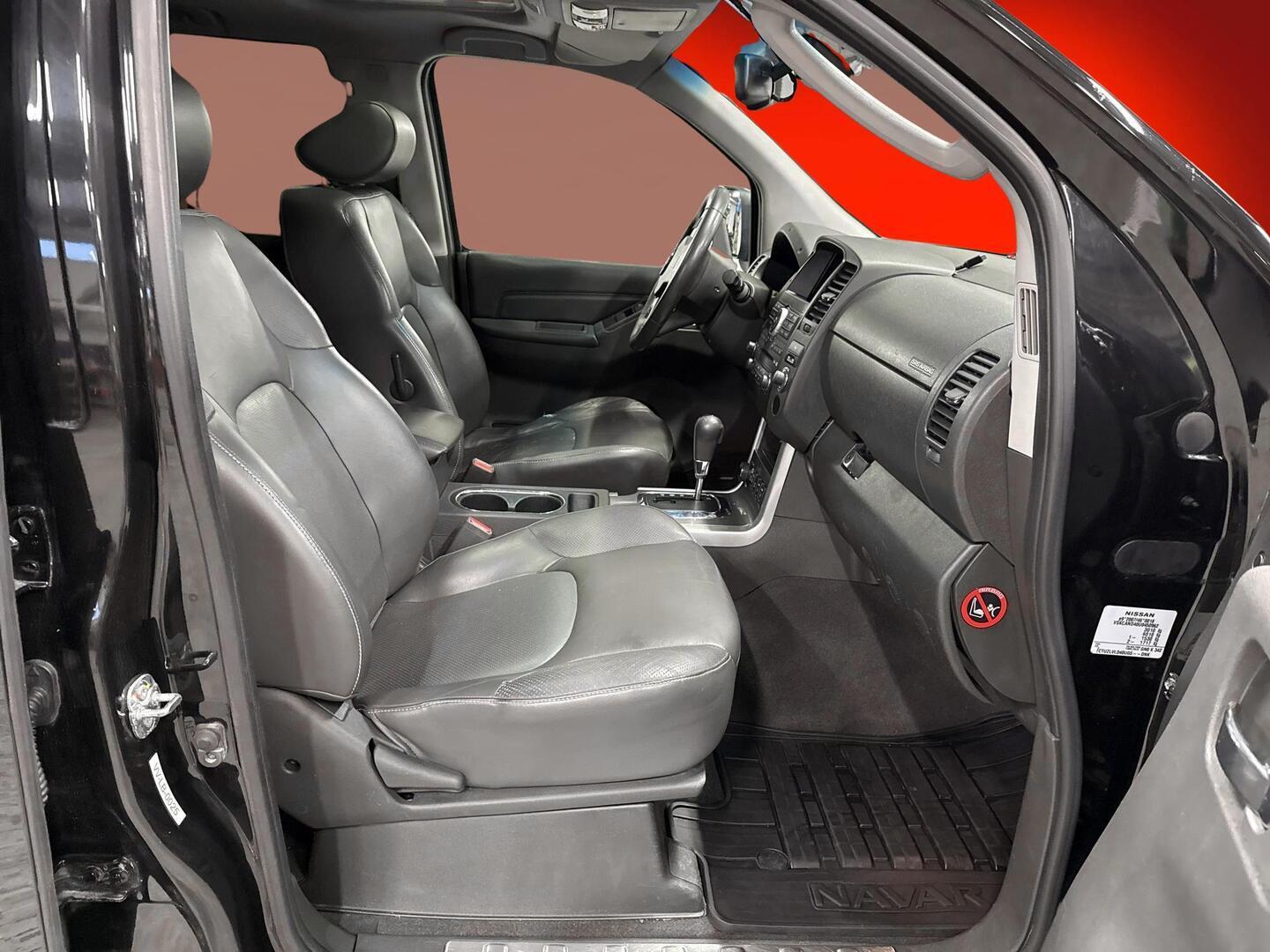 NISSAN Navara 2012