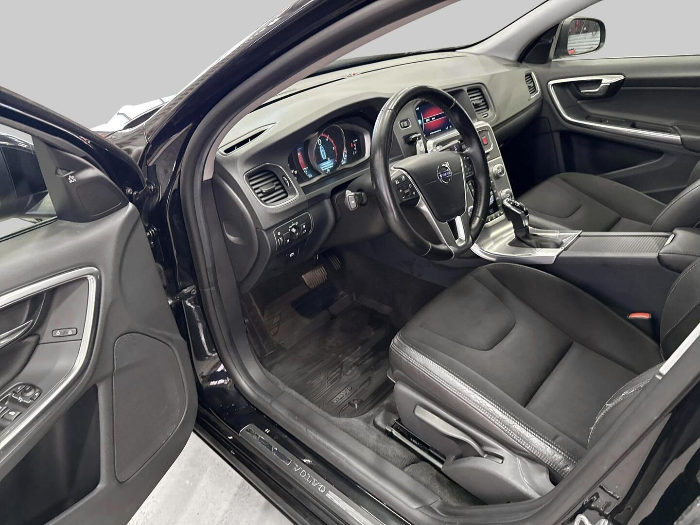 VOLVO V60 2015