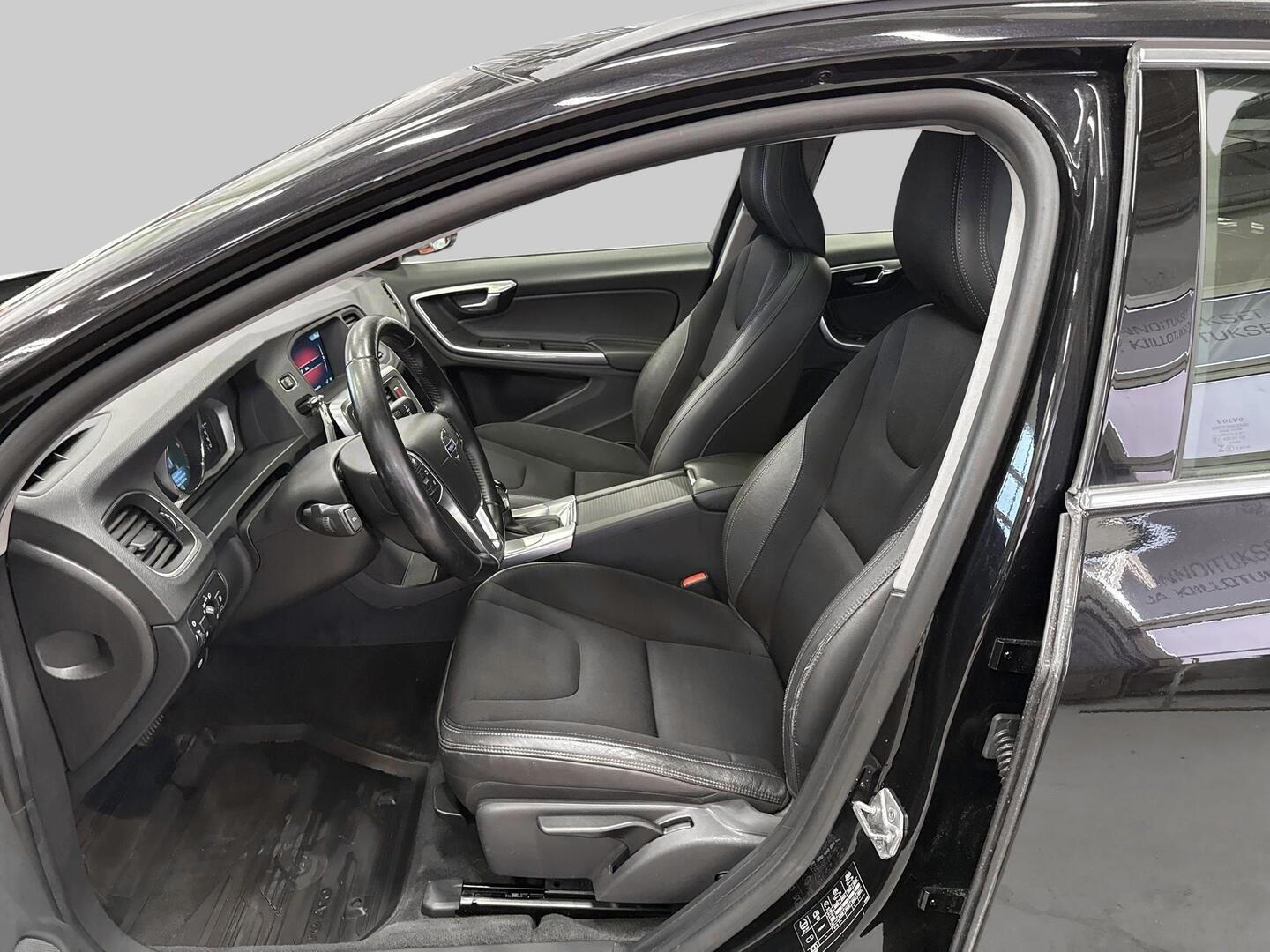VOLVO V60 2015