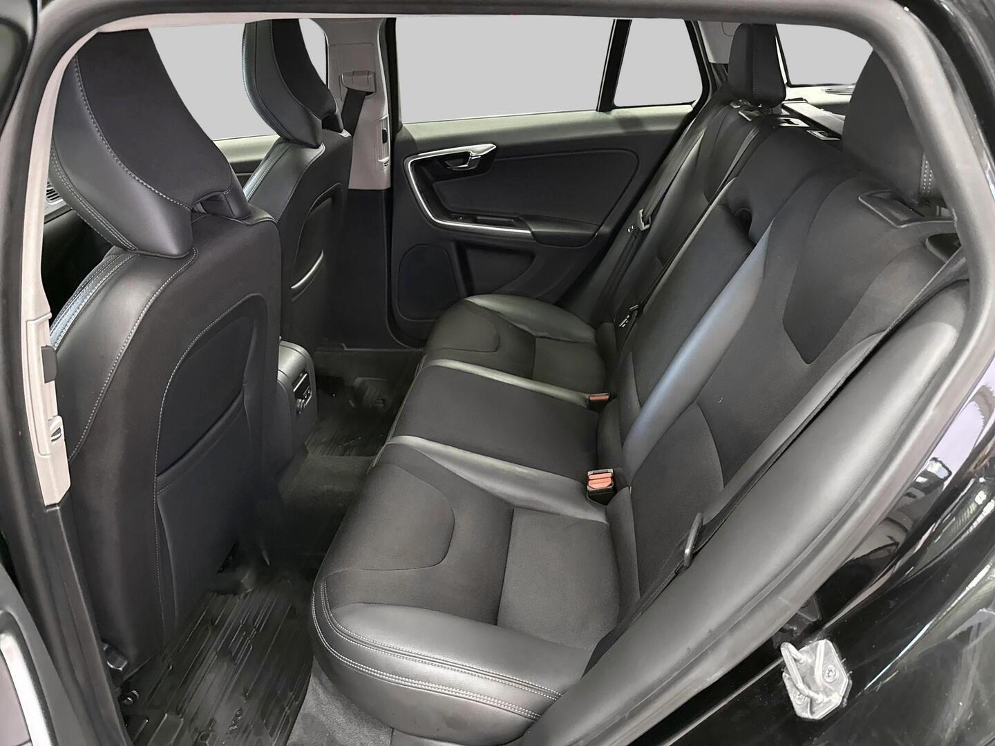 VOLVO V60 2015