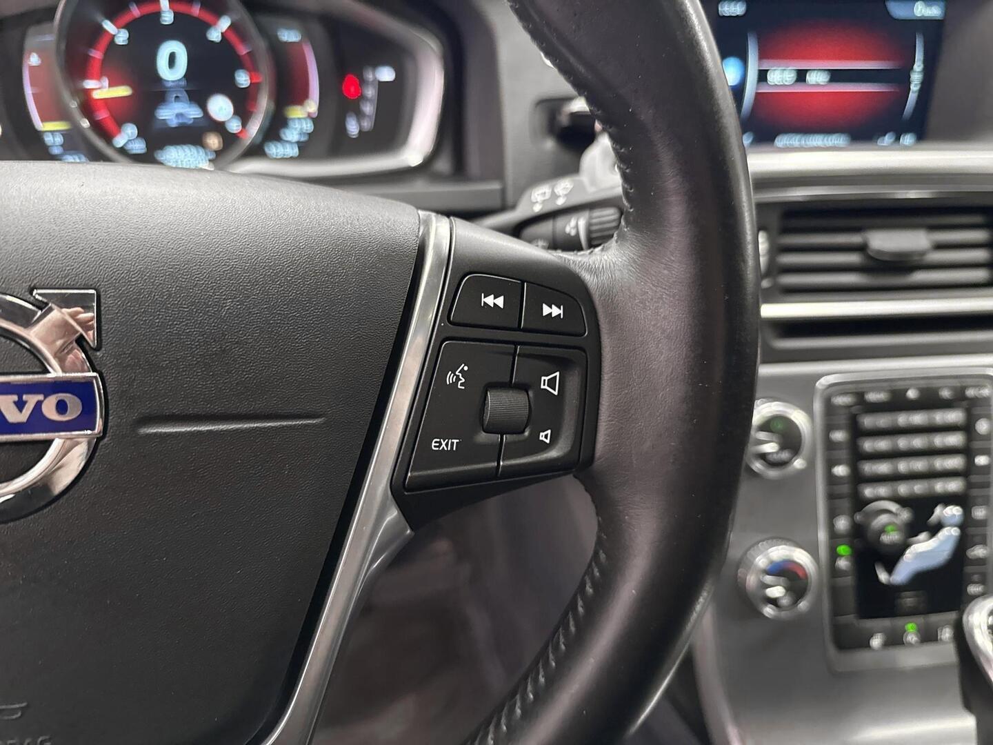 VOLVO V60 2015