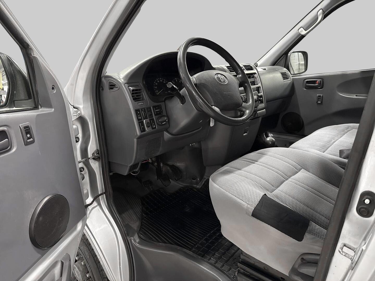 TOYOTA Hiace 2008