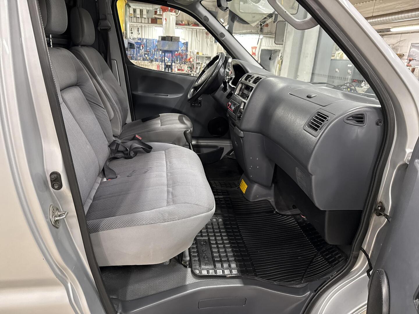 TOYOTA Hiace 2008