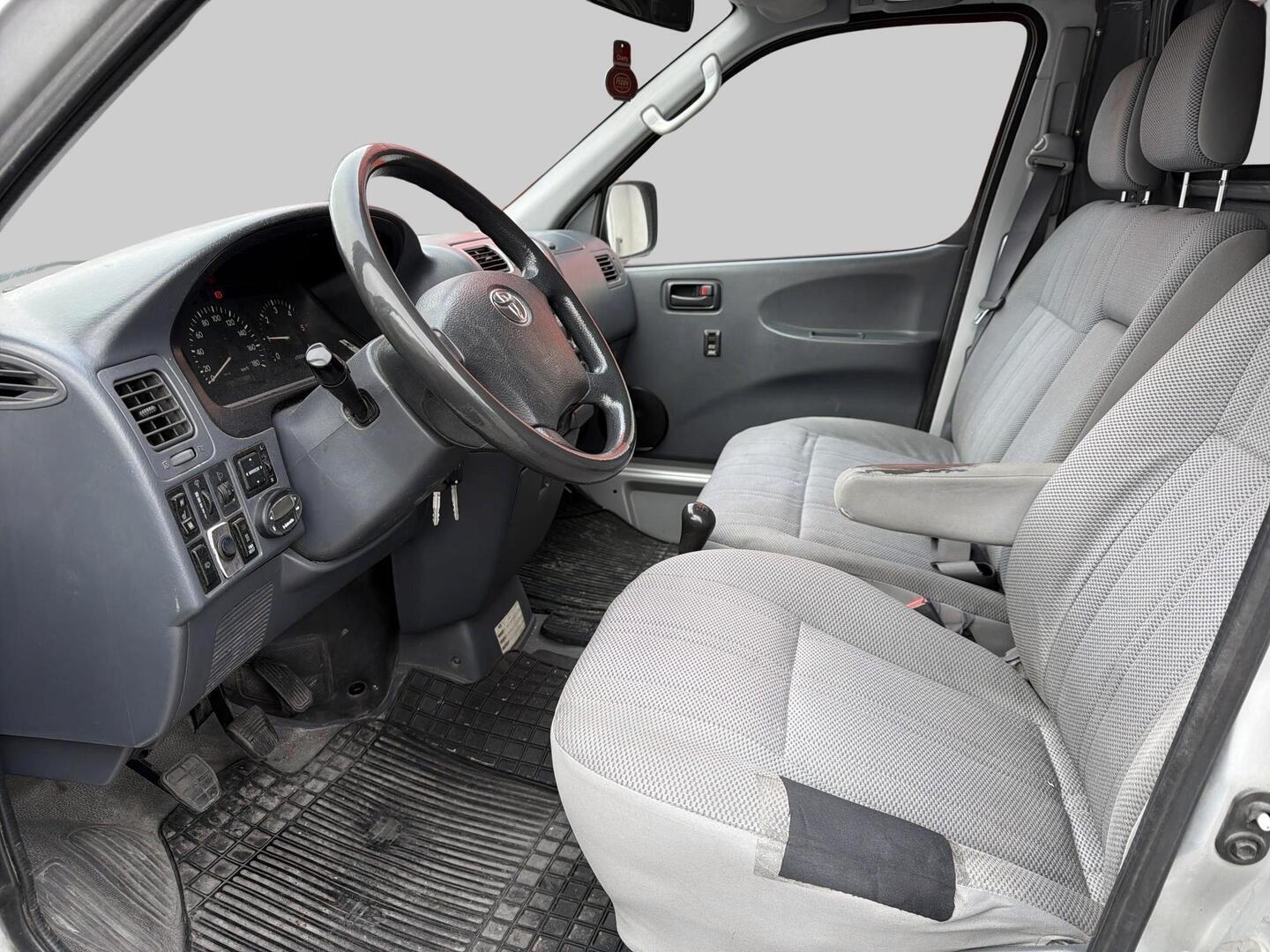 TOYOTA Hiace 2008
