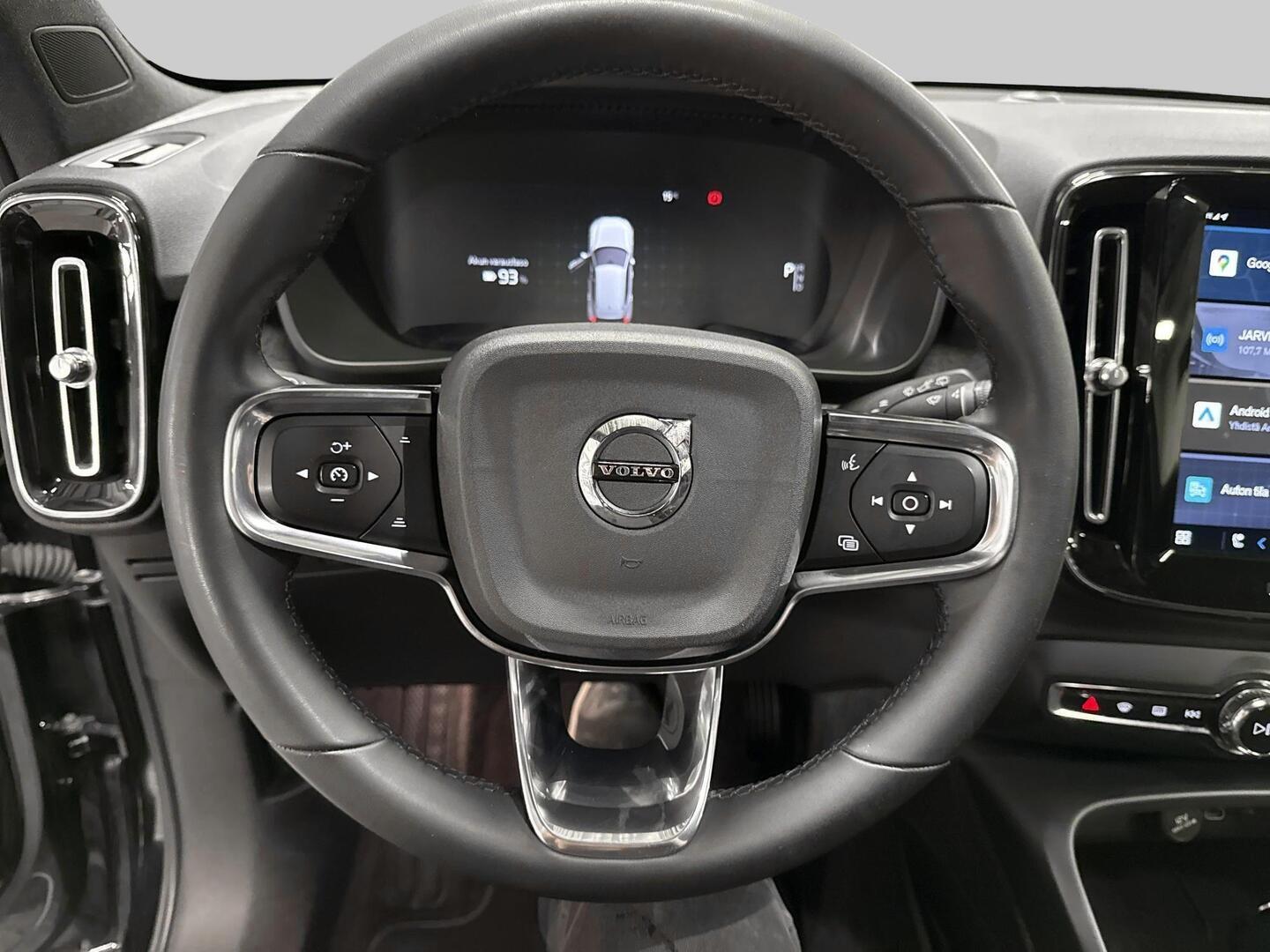 VOLVO XC40 2023