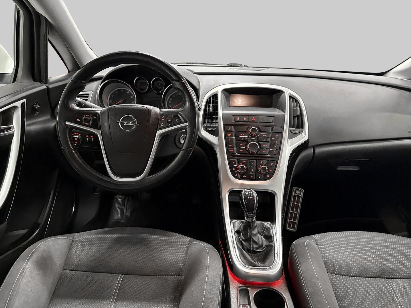 OPEL Astra 2011
