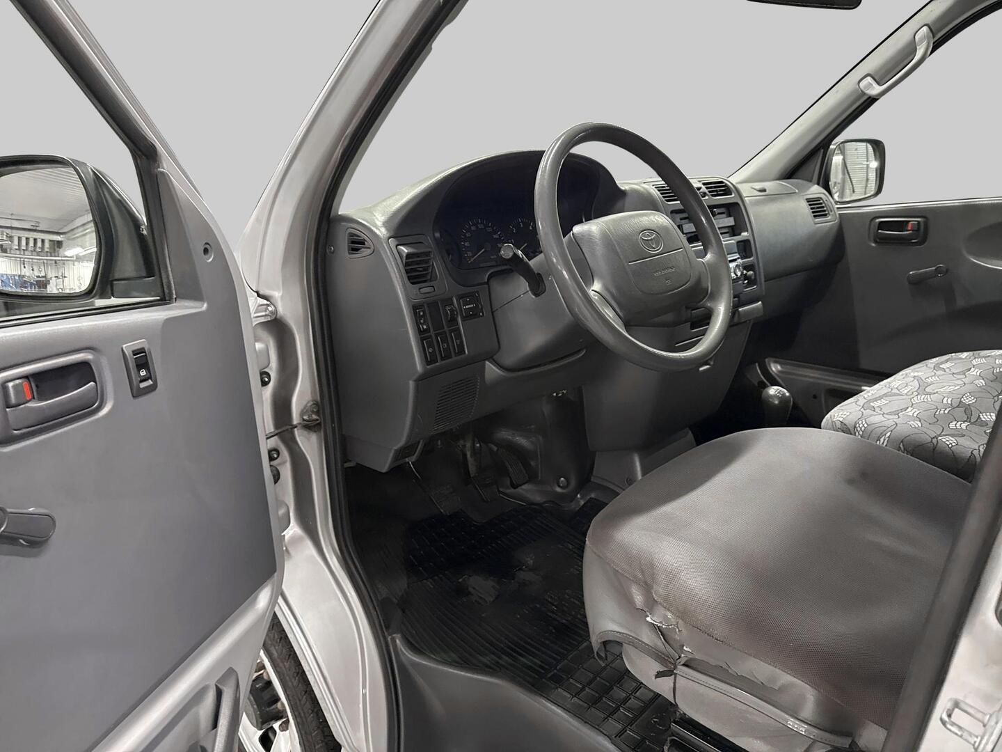 TOYOTA Hiace 2005