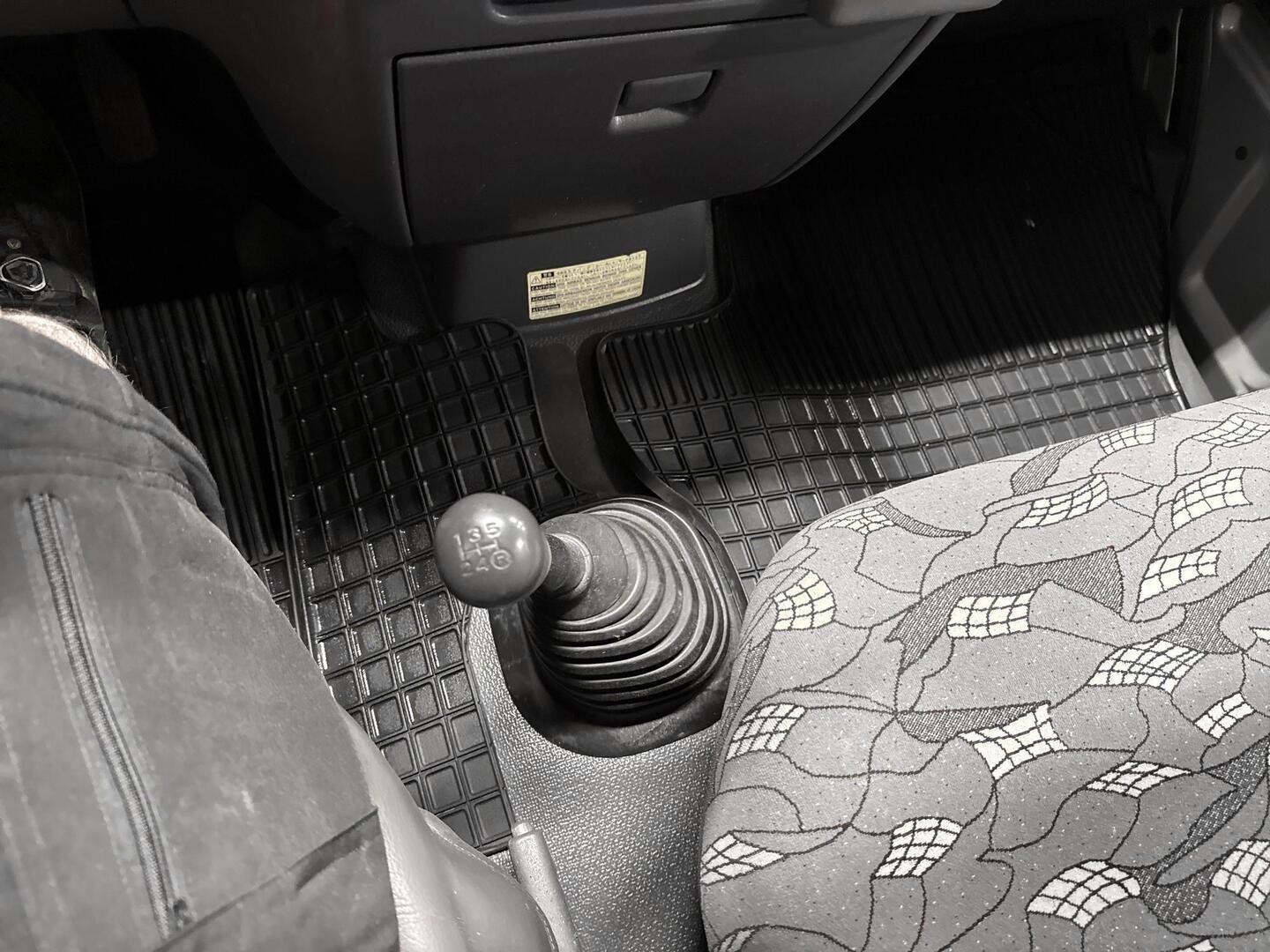TOYOTA Hiace 2005