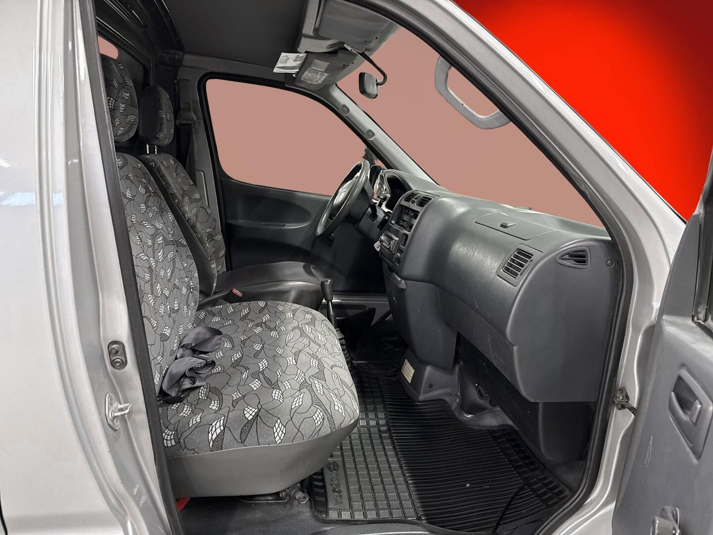 TOYOTA Hiace 2005