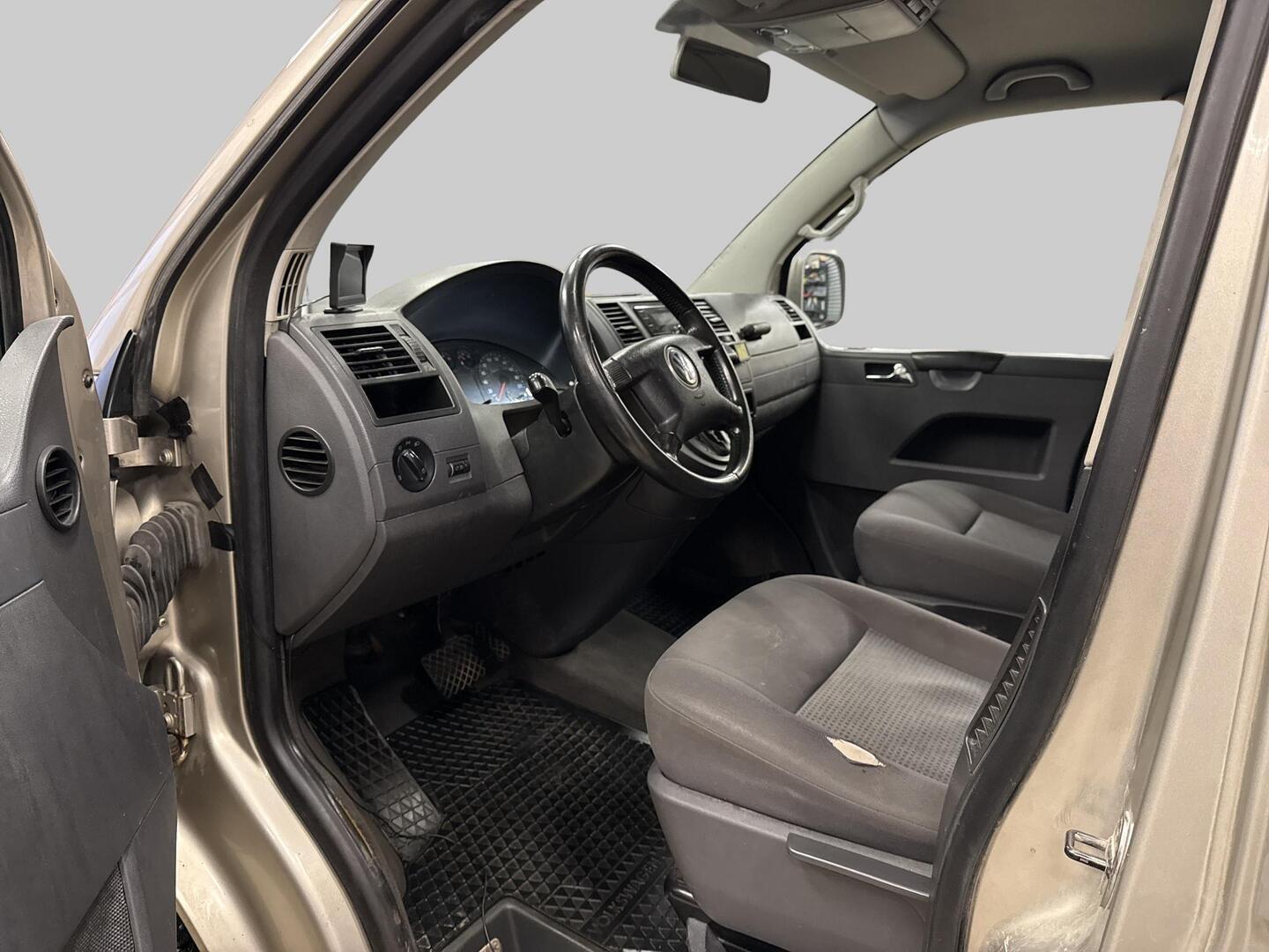 VOLKSWAGEN Caravelle 2005