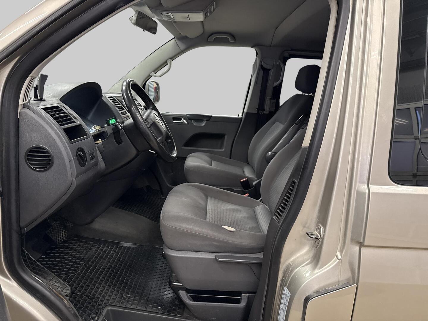 VOLKSWAGEN Caravelle 2005