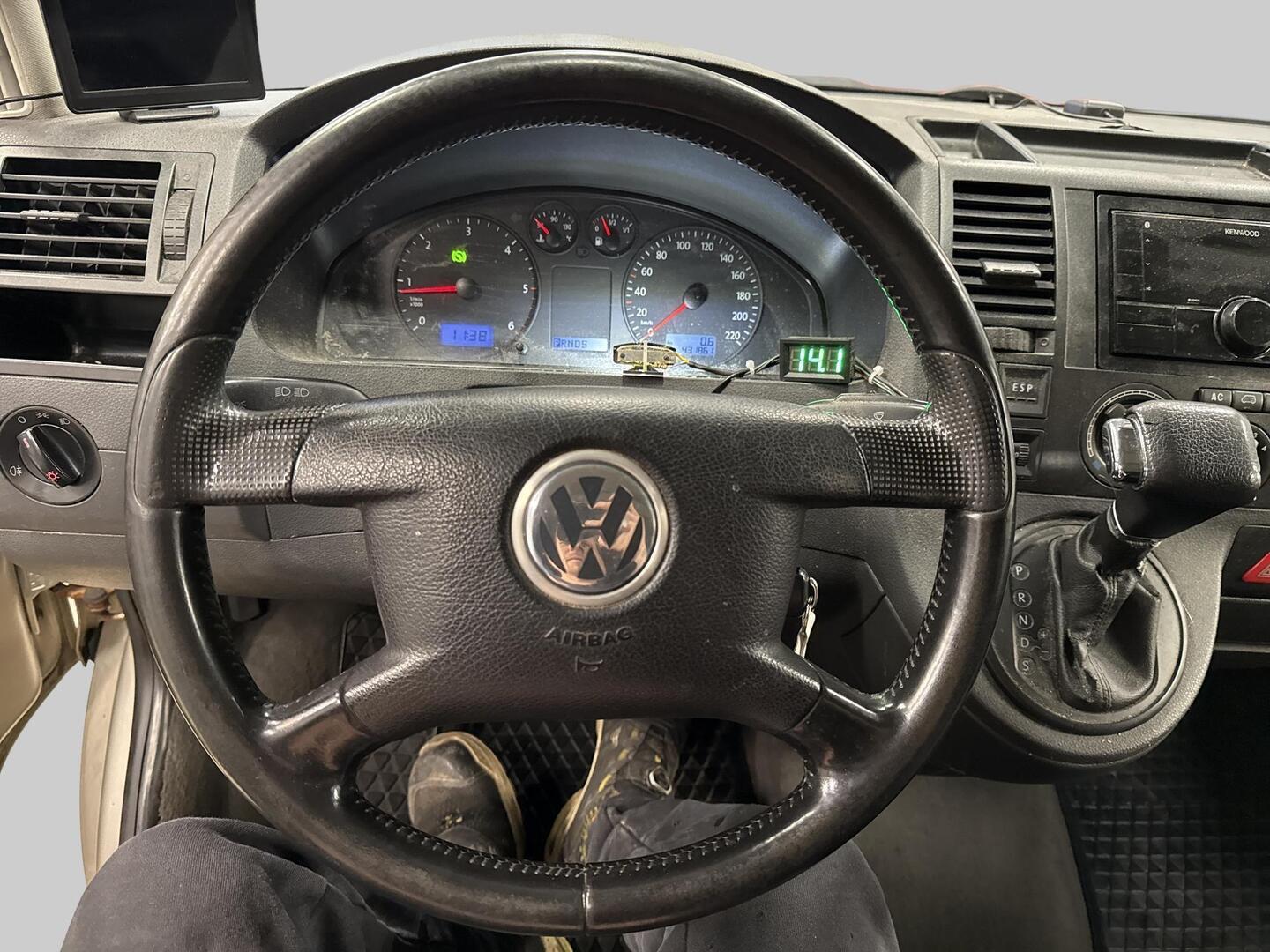 VOLKSWAGEN Caravelle 2005