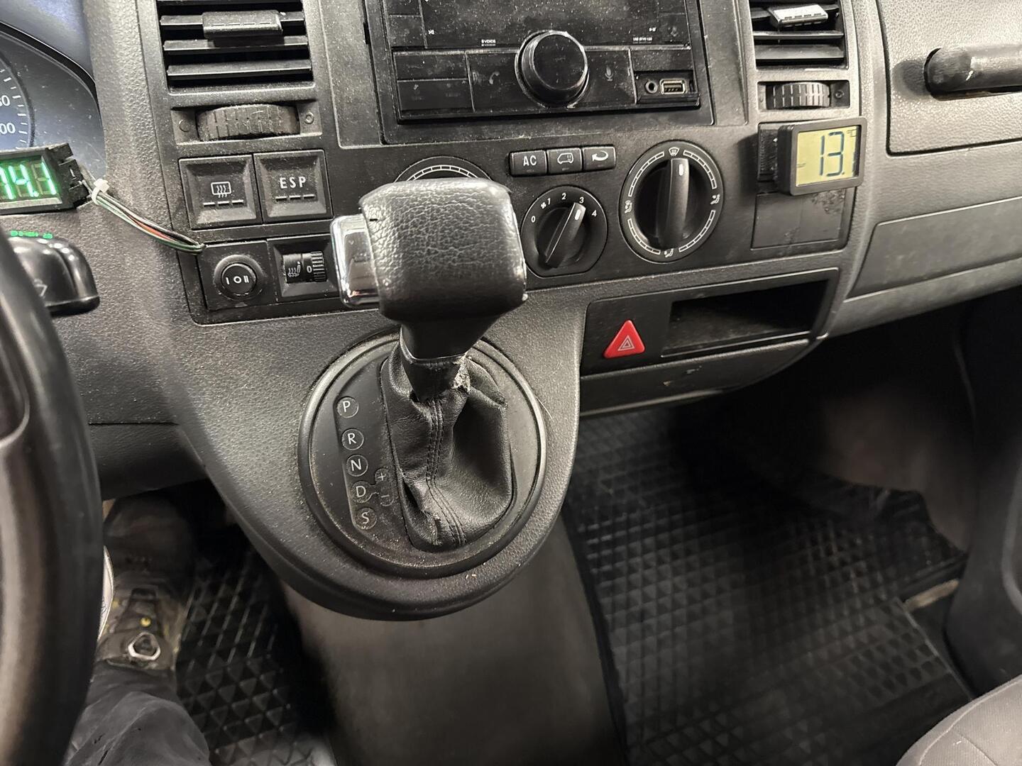 VOLKSWAGEN Caravelle 2005