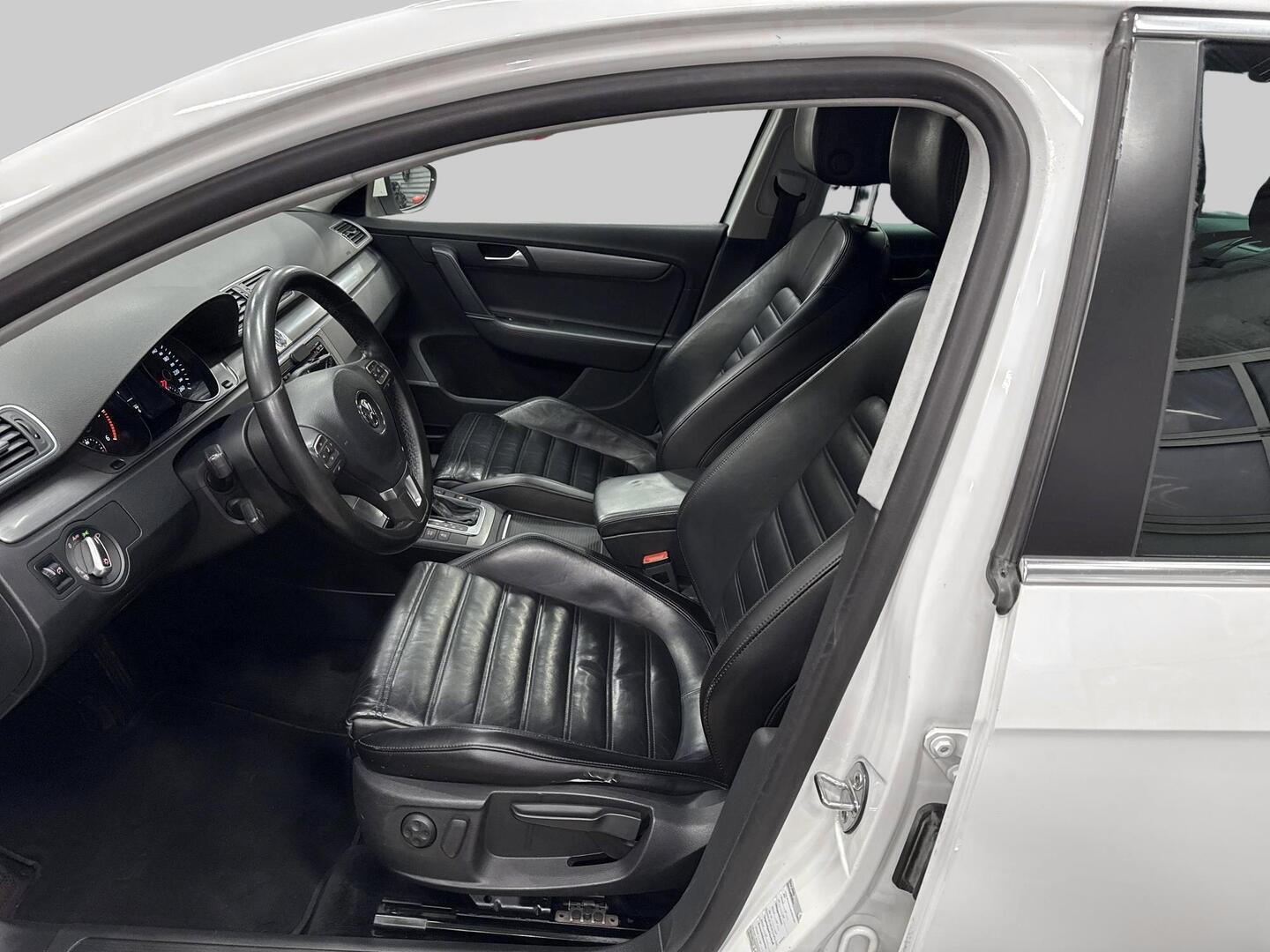 VOLKSWAGEN Passat 2012