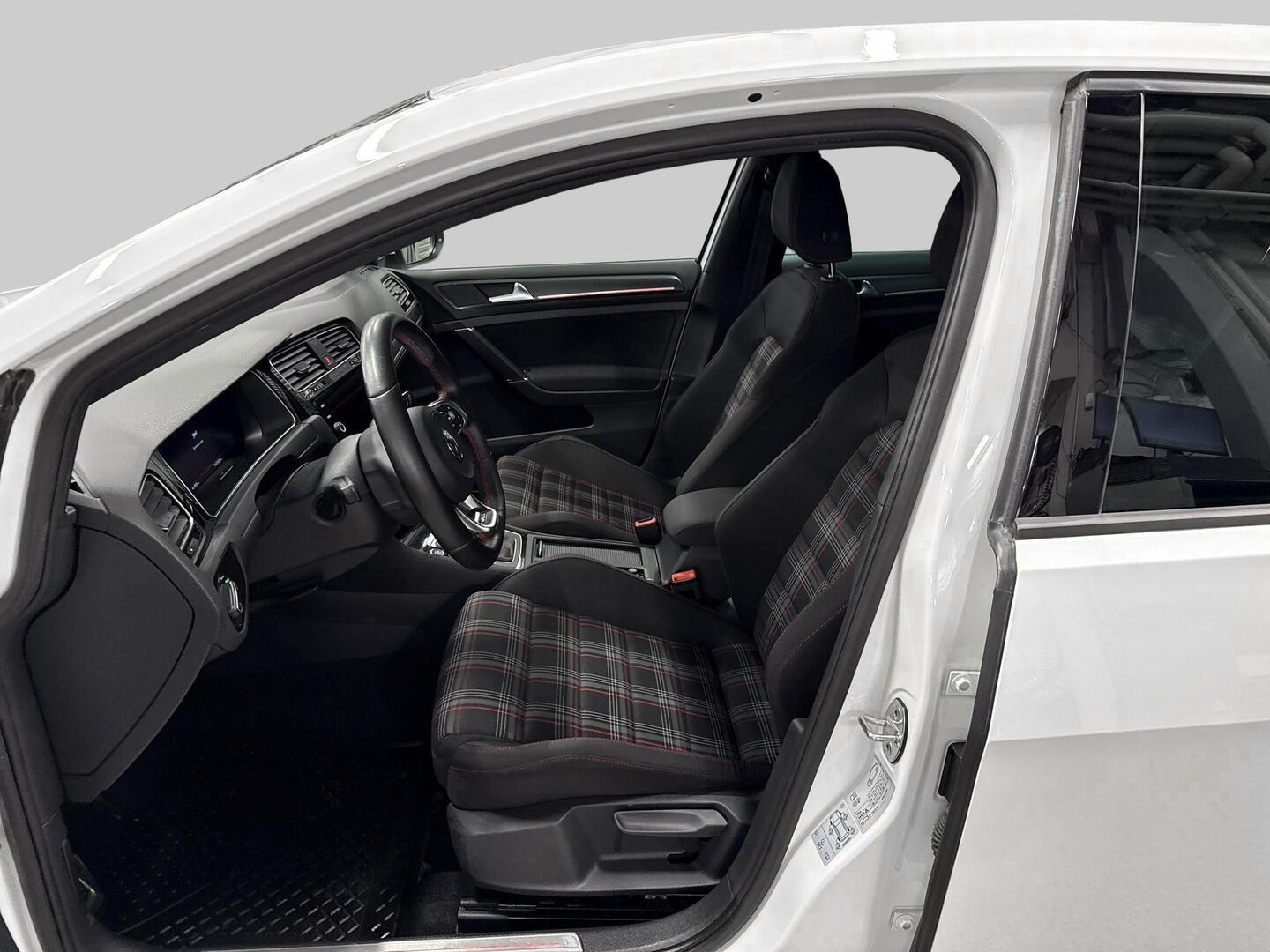 VOLKSWAGEN Golf 2018