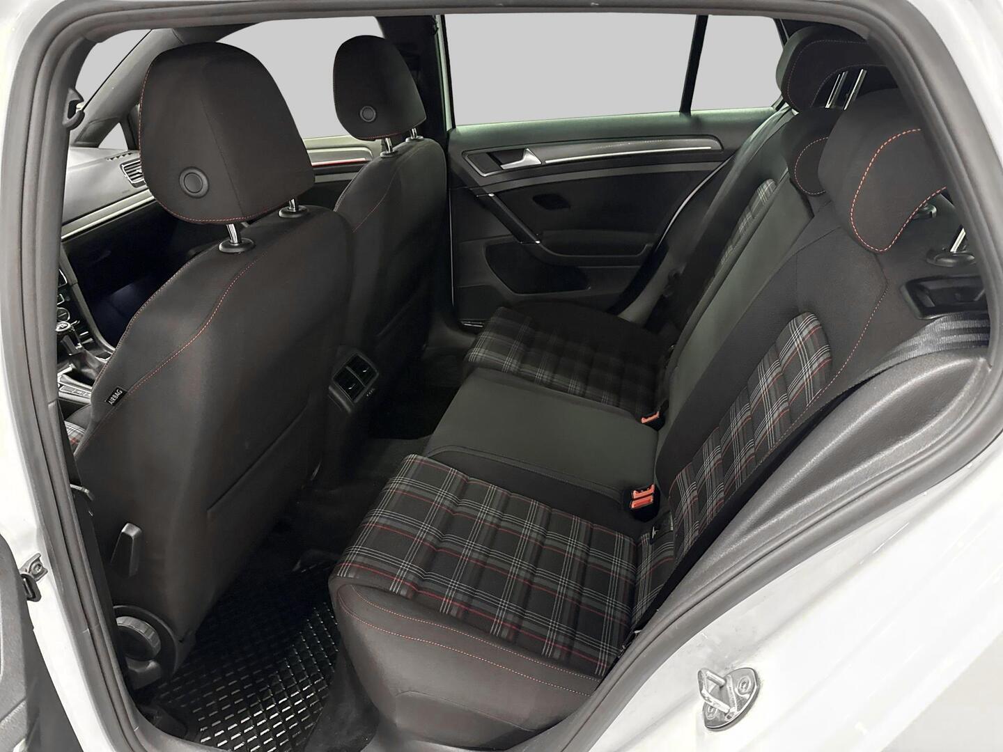 VOLKSWAGEN Golf 2018