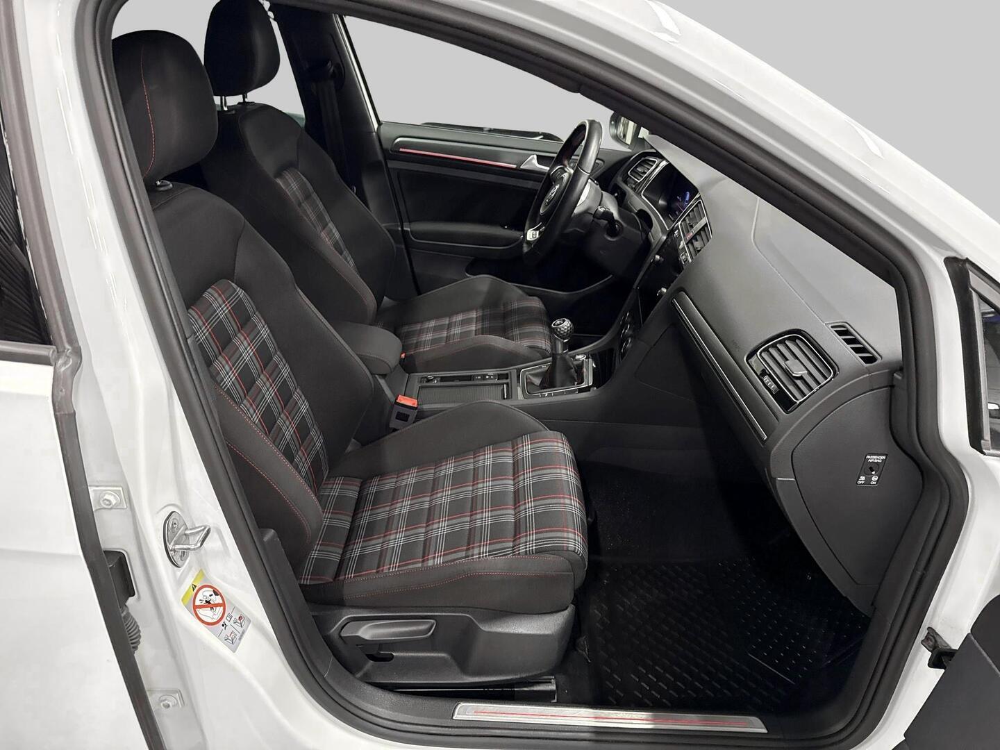 VOLKSWAGEN Golf 2018