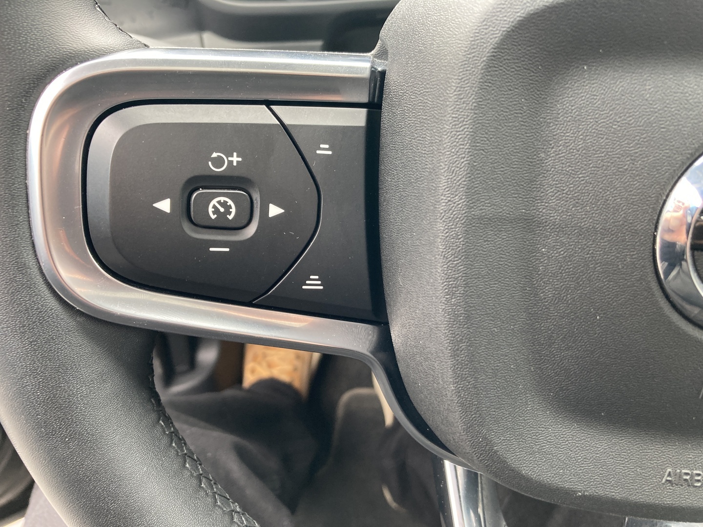 VOLVO C40 2023