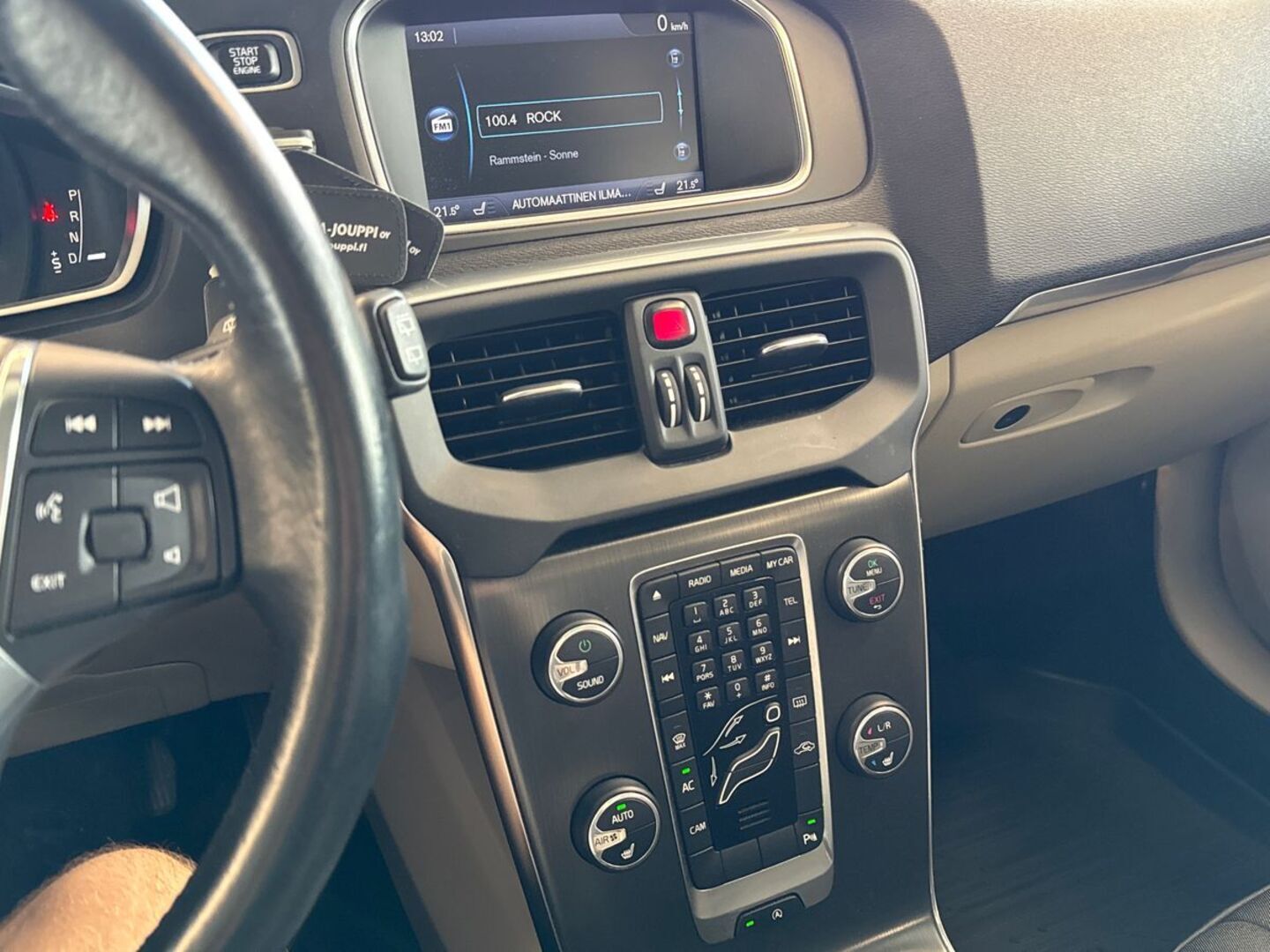 VOLVO V40 Cross Country 19