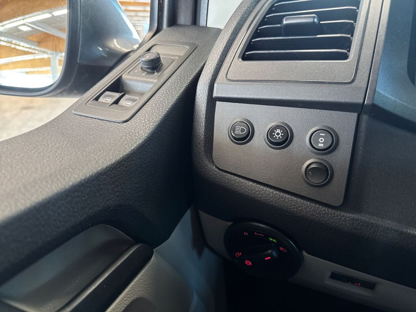 VOLKSWAGEN Transporter 13