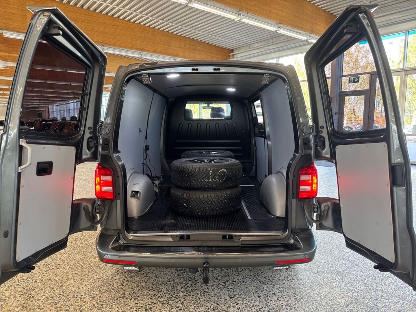 VOLKSWAGEN Transporter 9