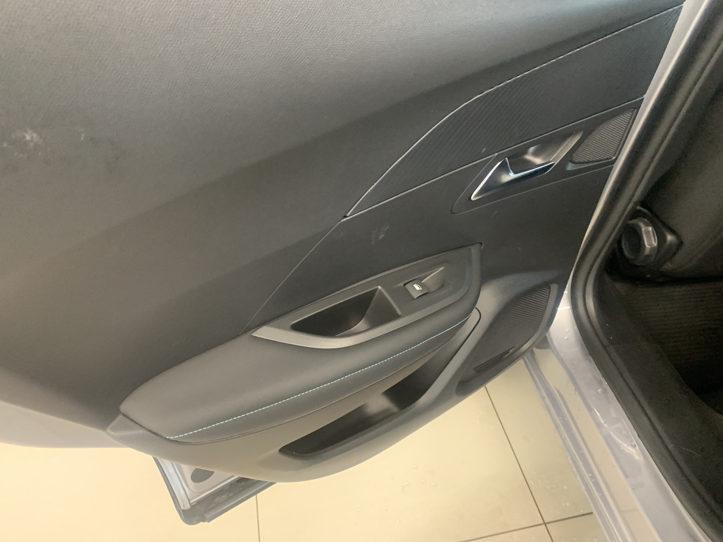PEUGEOT e-2008 2022